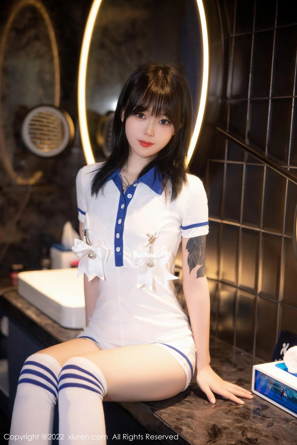 奶瓶性感白色水手服饰配白色长袜秀苗条身材迷人美腿写真 第 36 张