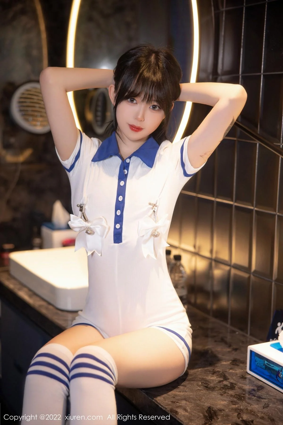 奶瓶性感白色水手服饰配白色长袜秀苗条身材迷人美腿写真 第 37 张