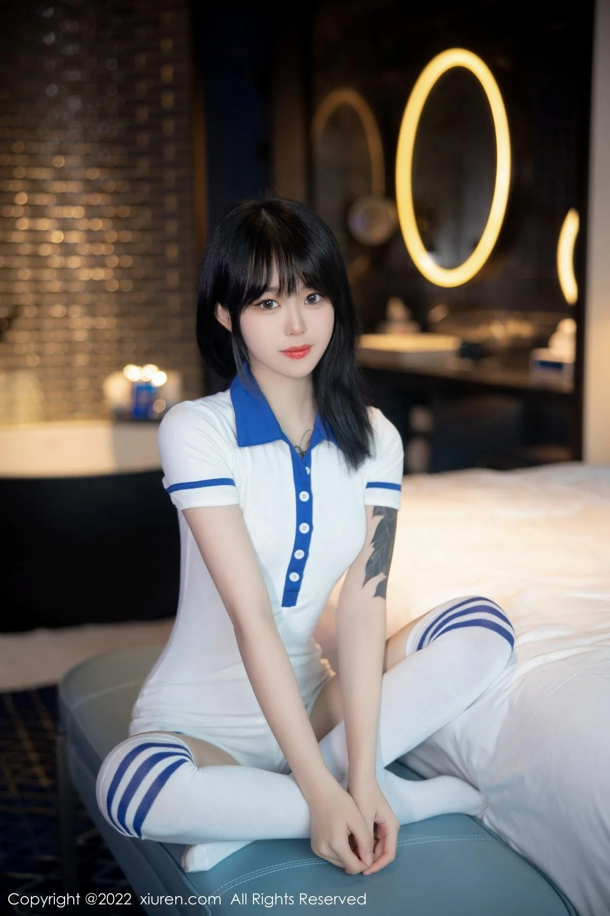 奶瓶性感白色水手服饰配白色长袜秀苗条身材迷人美腿写真 第 4 张