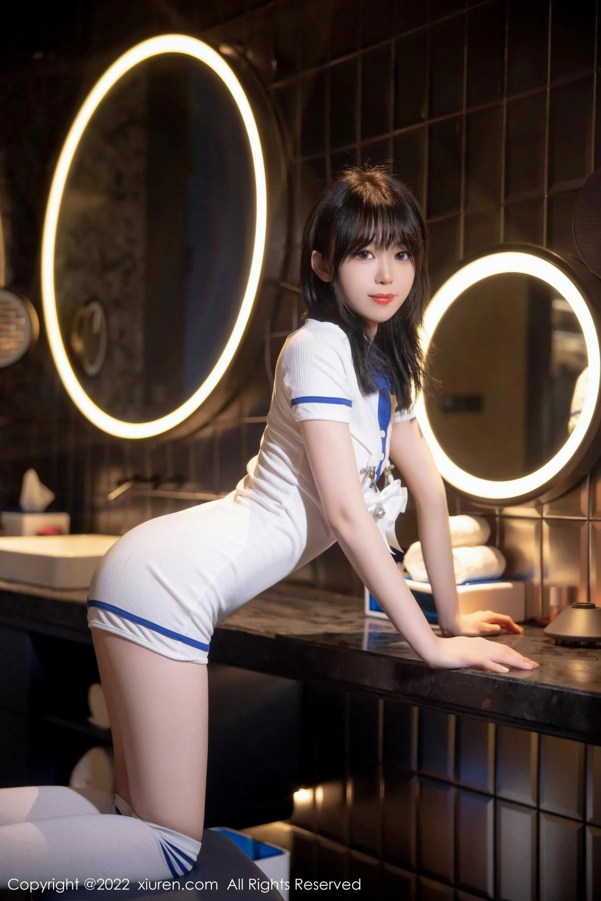 奶瓶性感白色水手服饰配白色长袜秀苗条身材迷人美腿写真 第 42 张