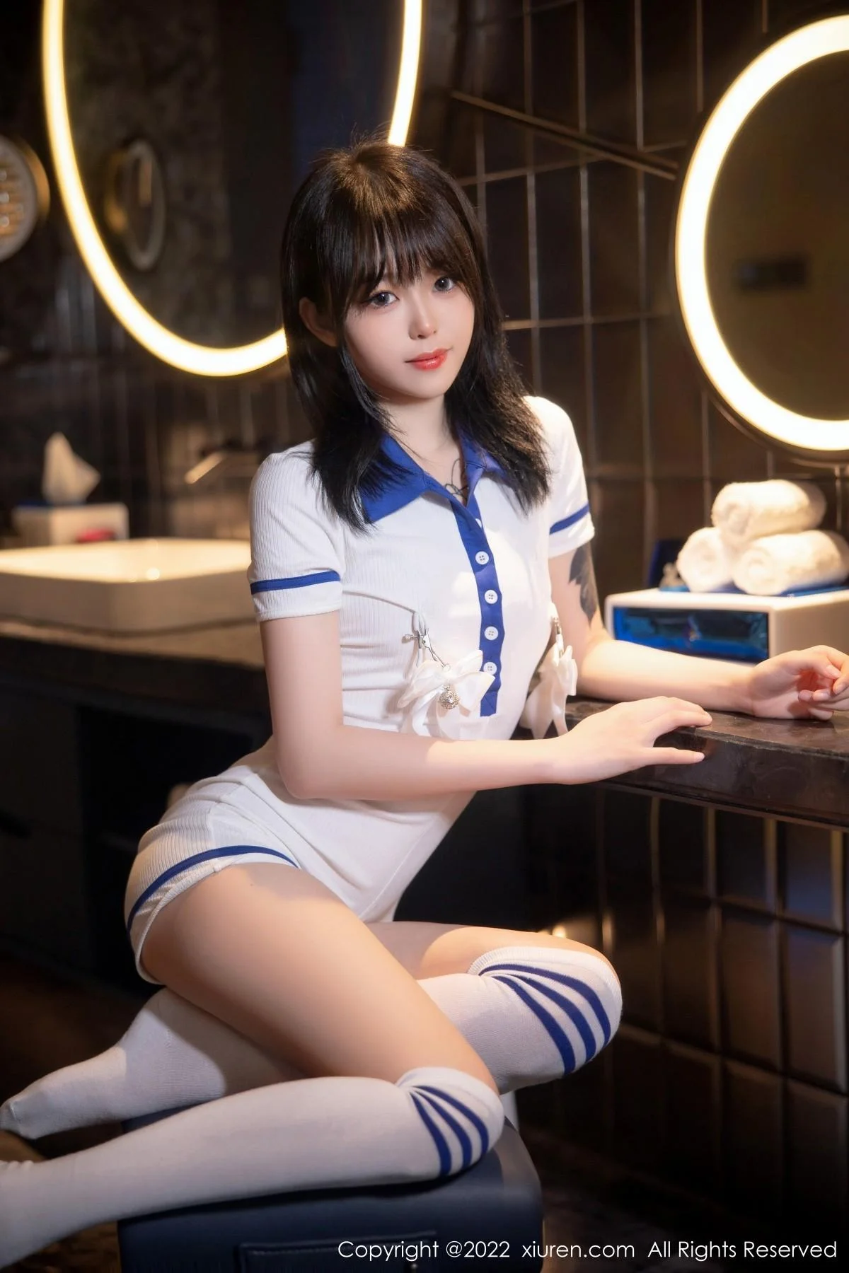 奶瓶性感白色水手服饰配白色长袜秀苗条身材迷人美腿写真 第 44 张