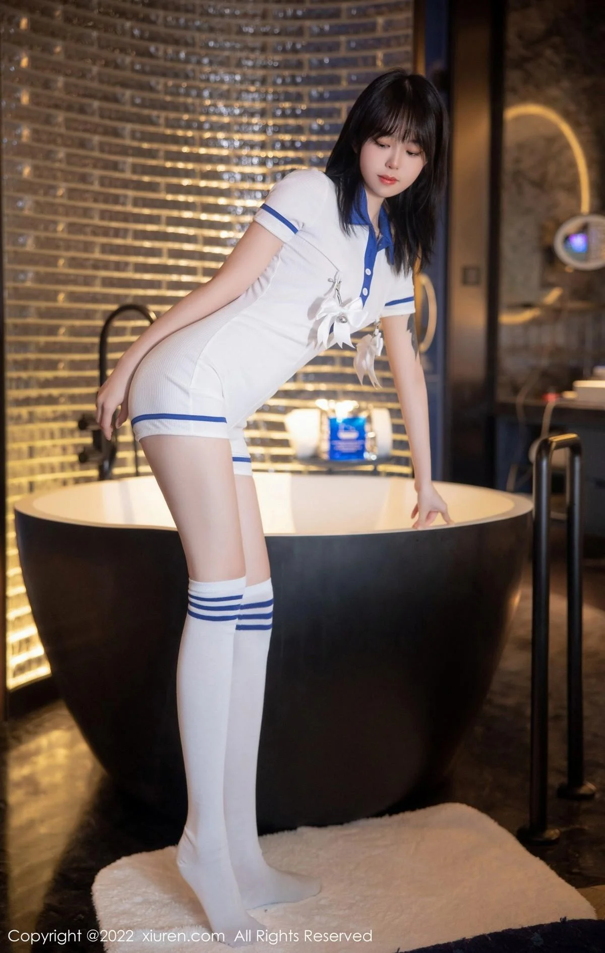 奶瓶性感白色水手服饰配白色长袜秀苗条身材迷人美腿写真 第 47 张