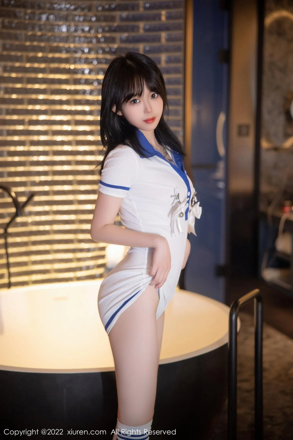 奶瓶性感白色水手服饰配白色长袜秀苗条身材迷人美腿写真 第 49 张