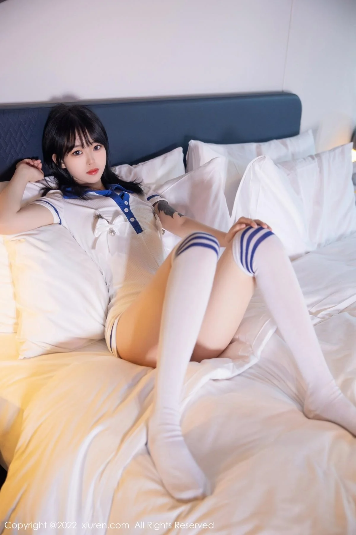 奶瓶性感白色水手服饰配白色长袜秀苗条身材迷人美腿写真 第 56 张