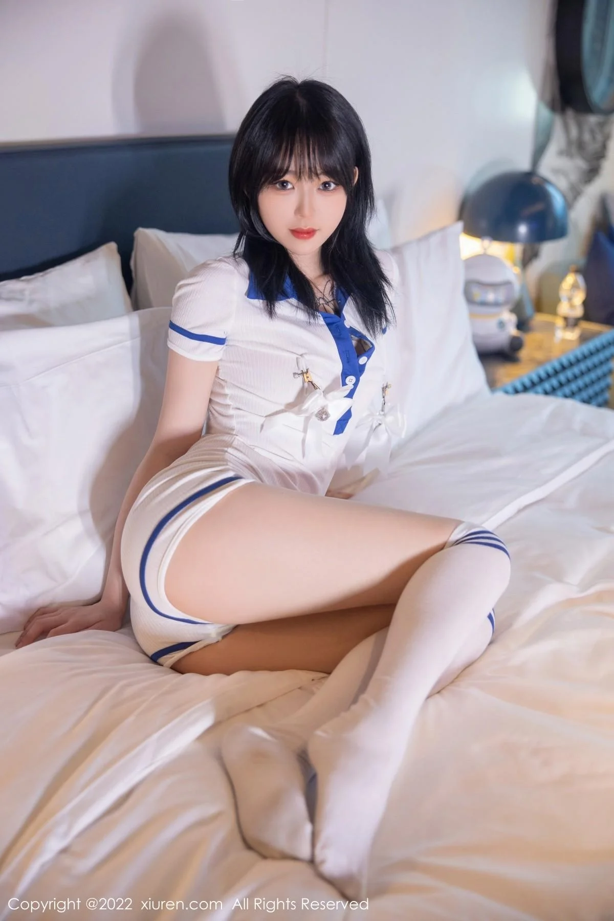 奶瓶性感白色水手服饰配白色长袜秀苗条身材迷人美腿写真 第 64 张