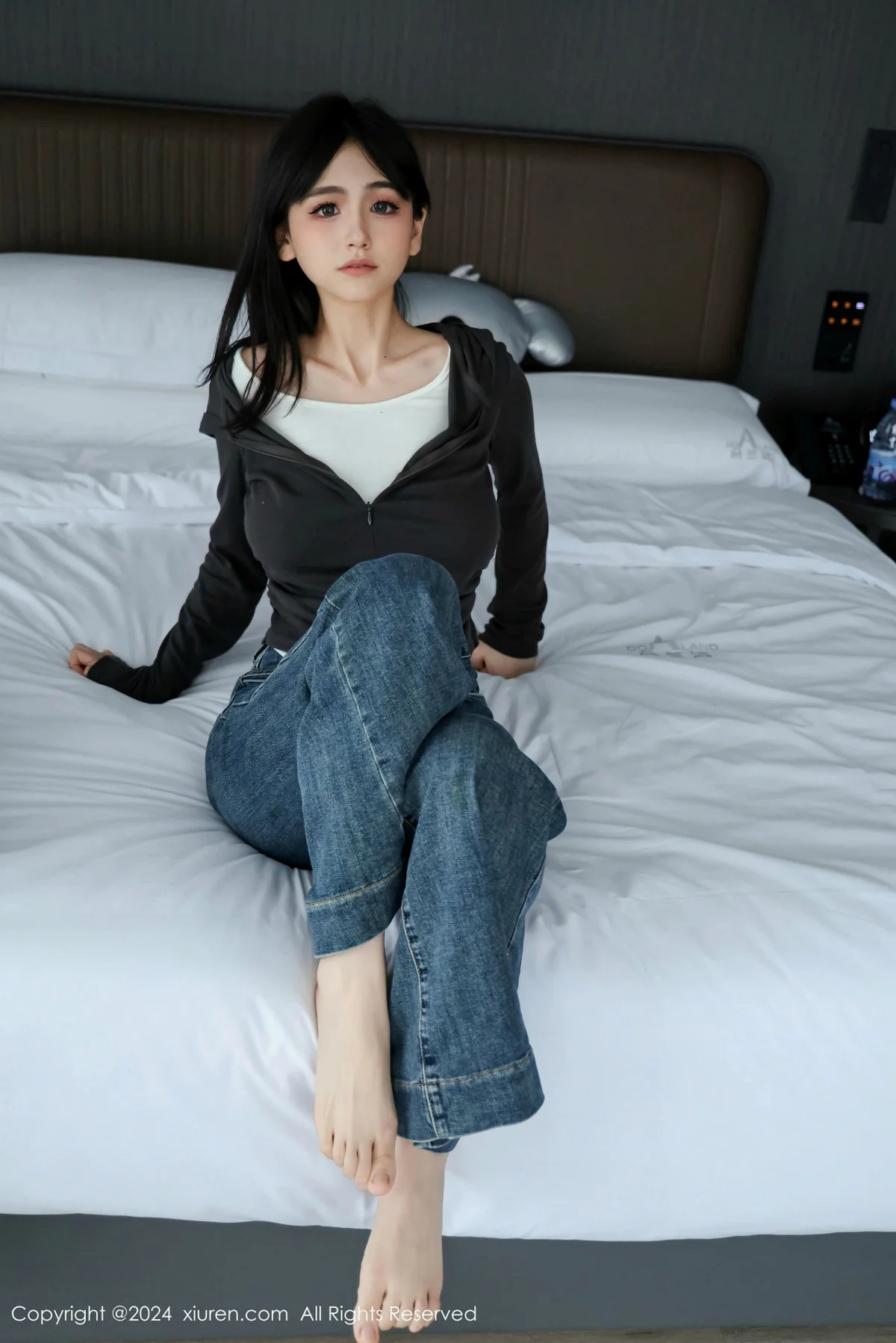 奶芙乔乔蓝色牛仔裤+薄透连体黑丝秀凹凸身材绝美写真 第 28 张