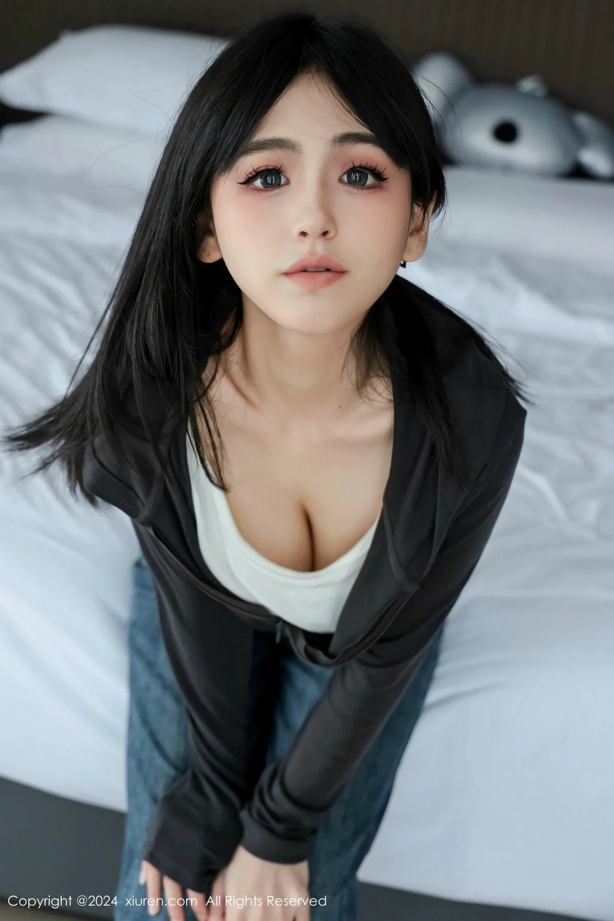 奶芙乔乔蓝色牛仔裤+薄透连体黑丝秀凹凸身材绝美写真 第 32 张