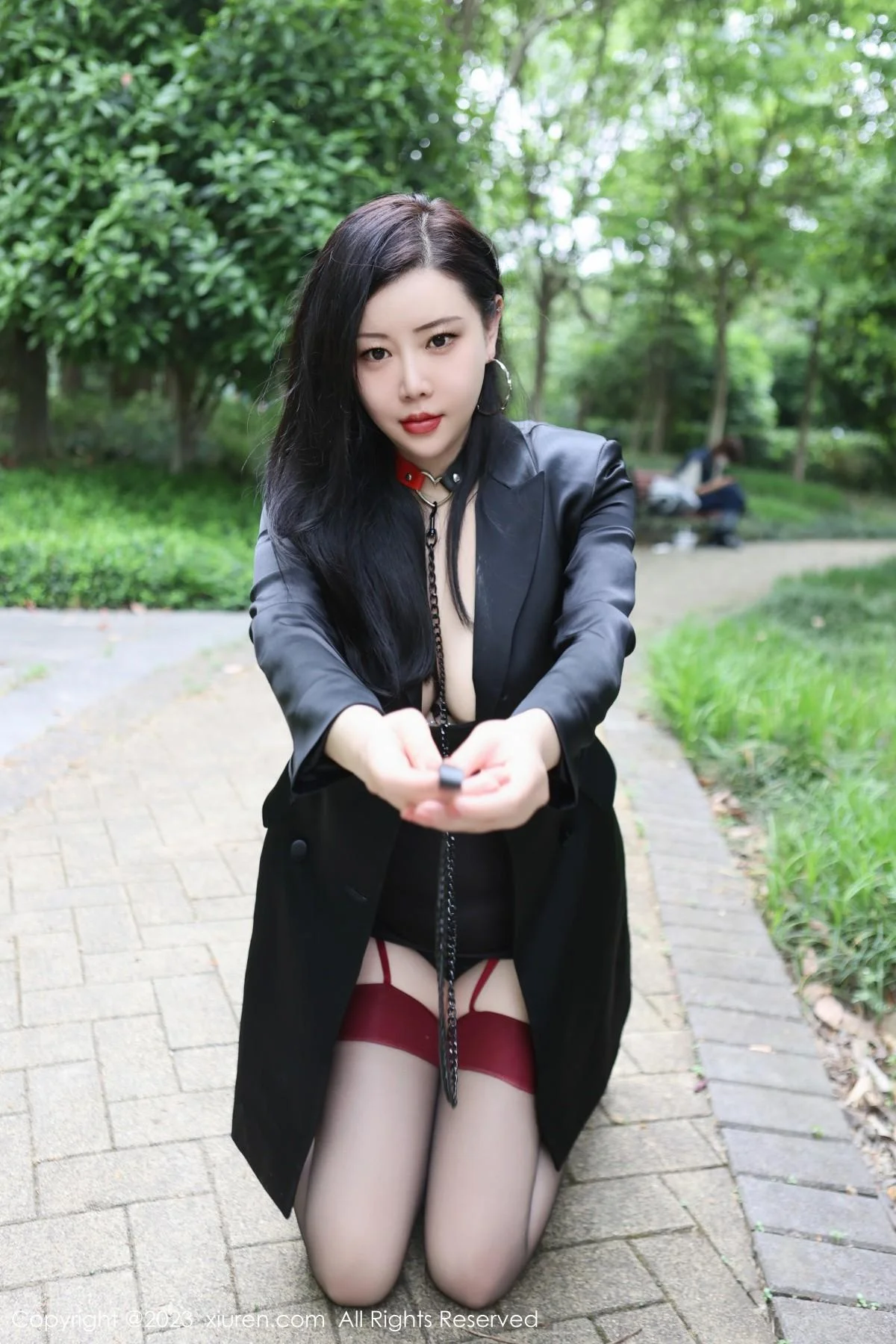 王婉悠Queen户外脱黑色外衣露情趣服秀豪乳遮点绝美写真 第 16 张