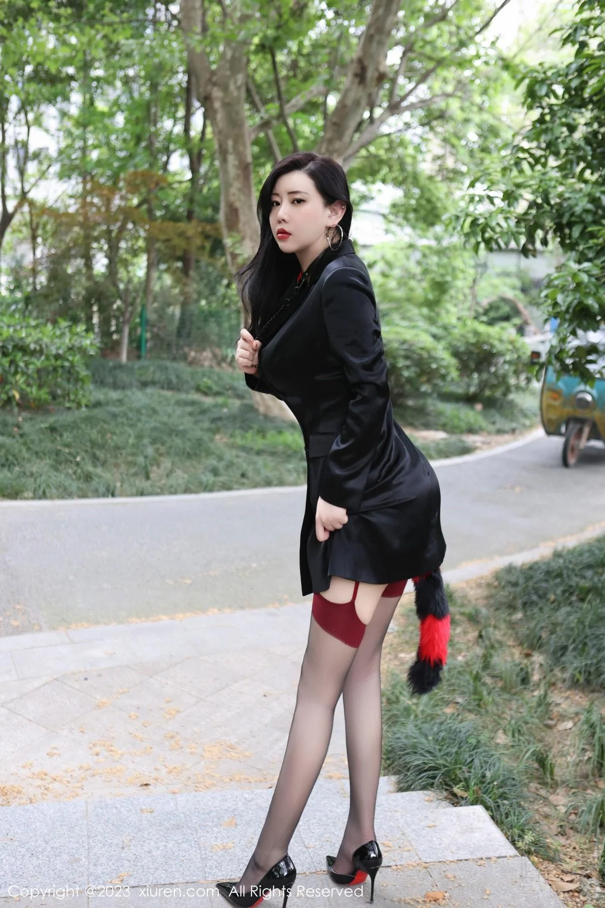 王婉悠Queen户外脱黑色外衣露情趣服秀豪乳遮点绝美写真 第 3 张