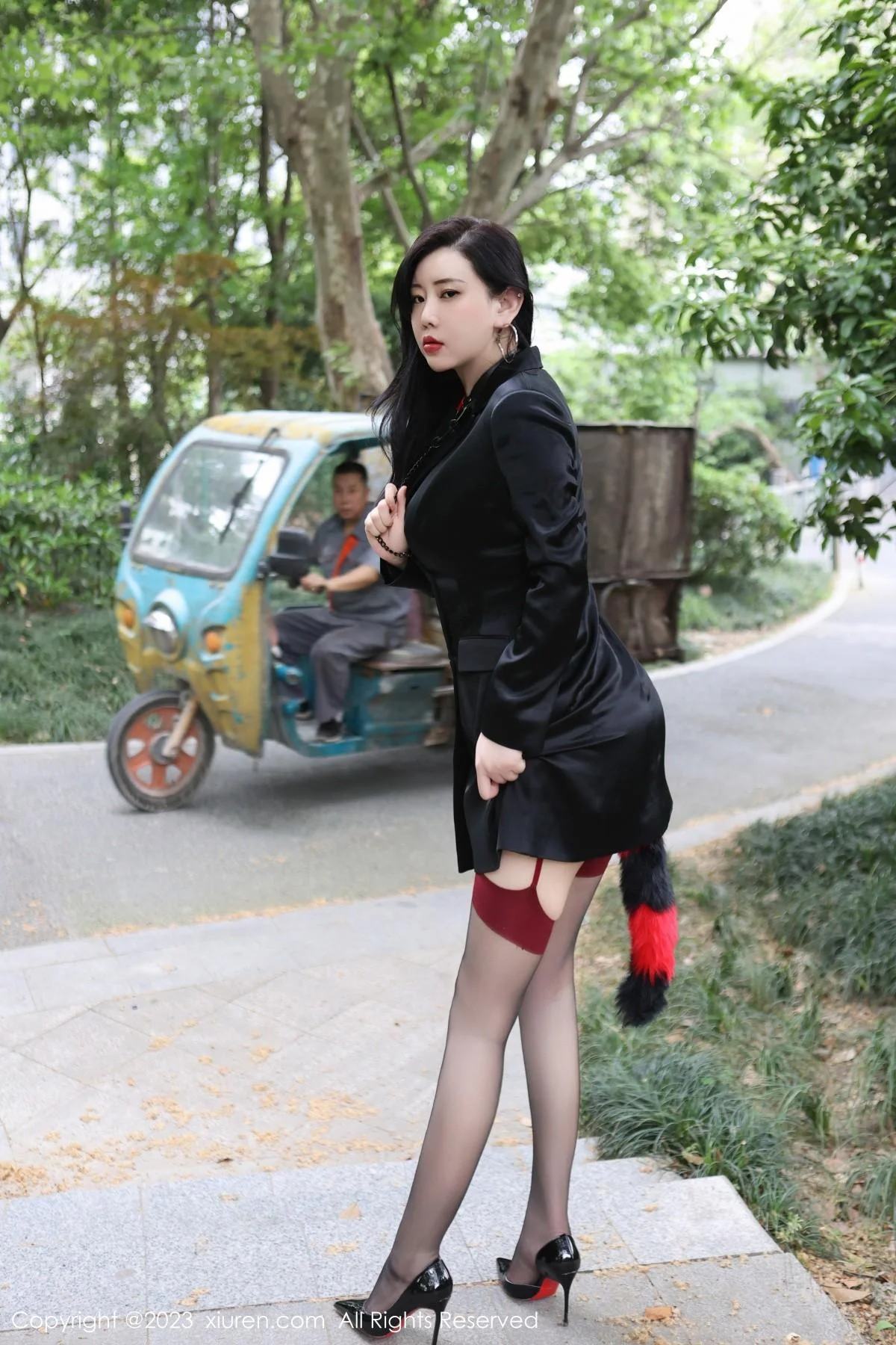王婉悠Queen户外脱黑色外衣露情趣服秀豪乳遮点绝美写真 第 4 张