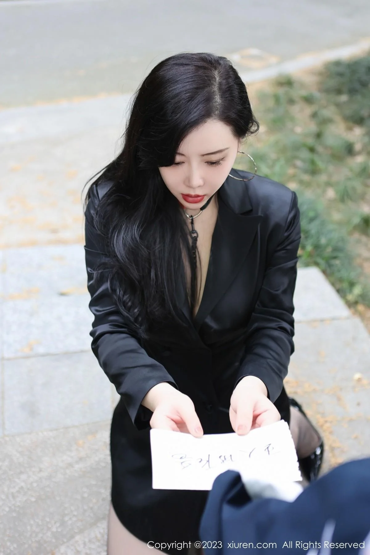 王婉悠Queen户外脱黑色外衣露情趣服秀豪乳遮点绝美写真 第 5 张