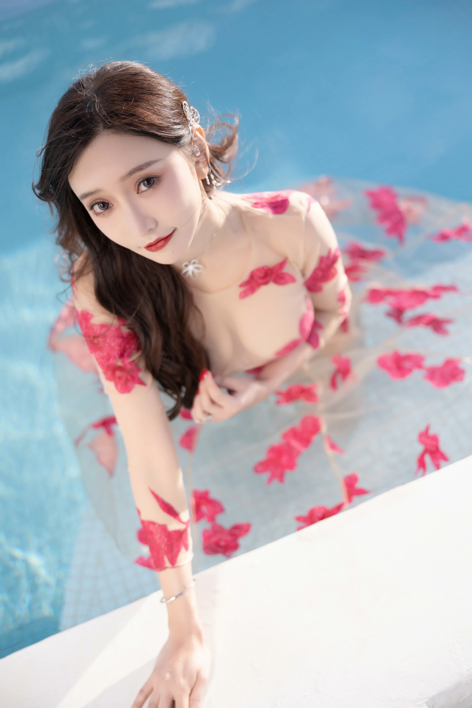 [秀人付费] 王馨瑶Yanni 诱人私拍福利 大红花透视 第 37 张