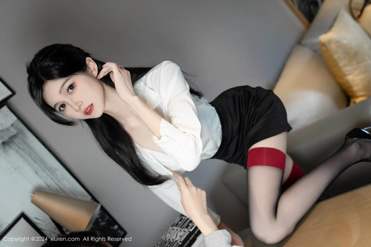 程程程性感OL服饰露紫色内衣配黑丝袜秀苗条身材迷人写真 第 40 张