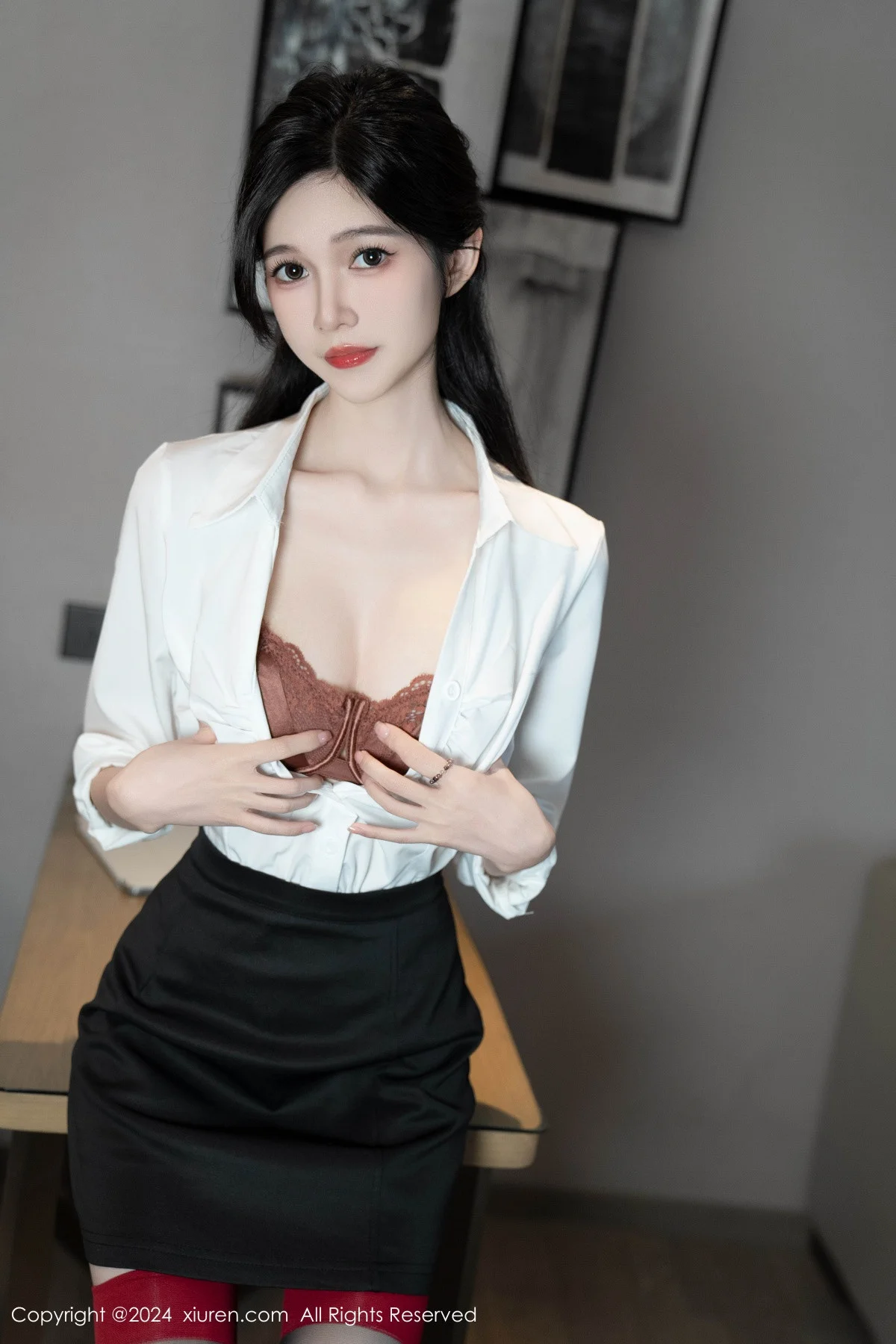 程程程性感OL服饰露紫色内衣配黑丝袜秀苗条身材迷人写真 第 62 张