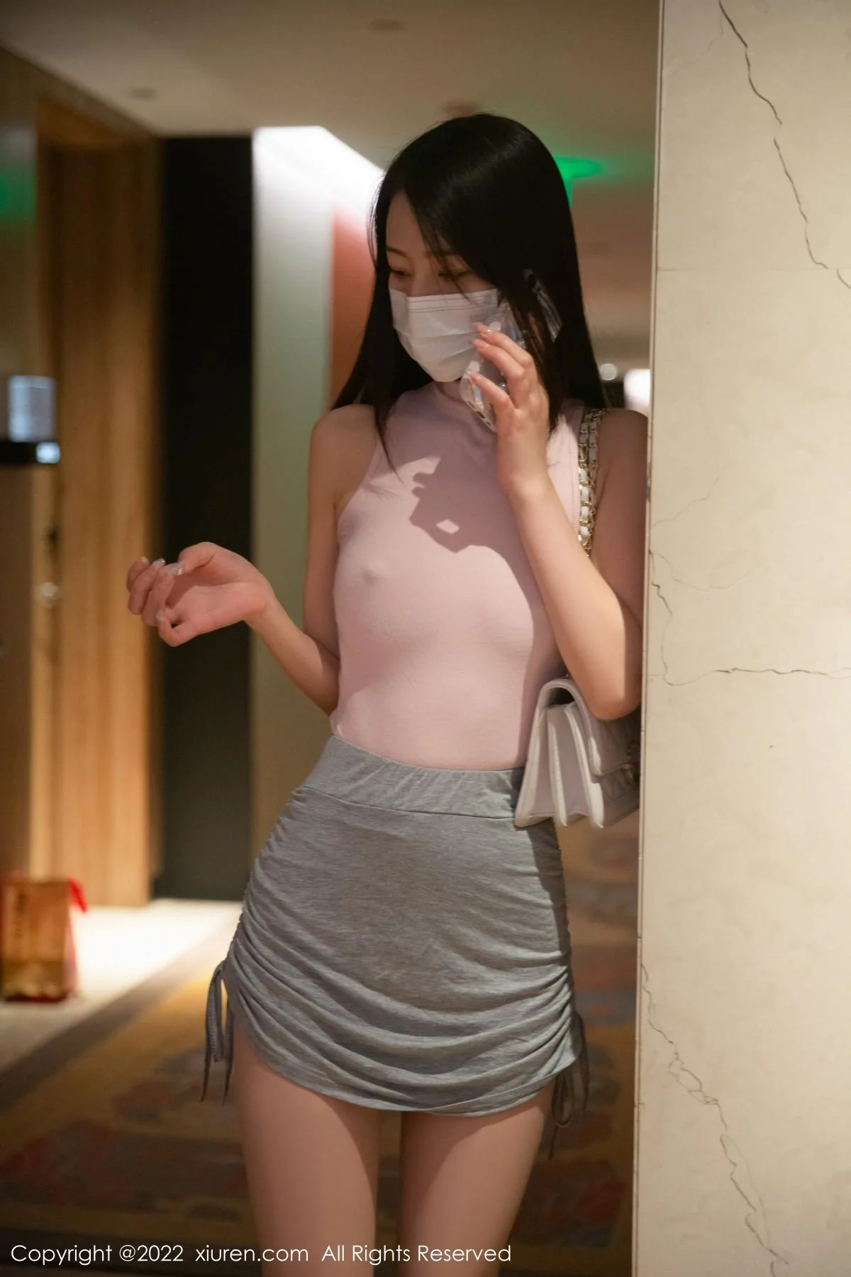 熊小诺性感粉色收身衣配牛仔短裤半脱秀浑圆翘臀绝美写真 第 1 张