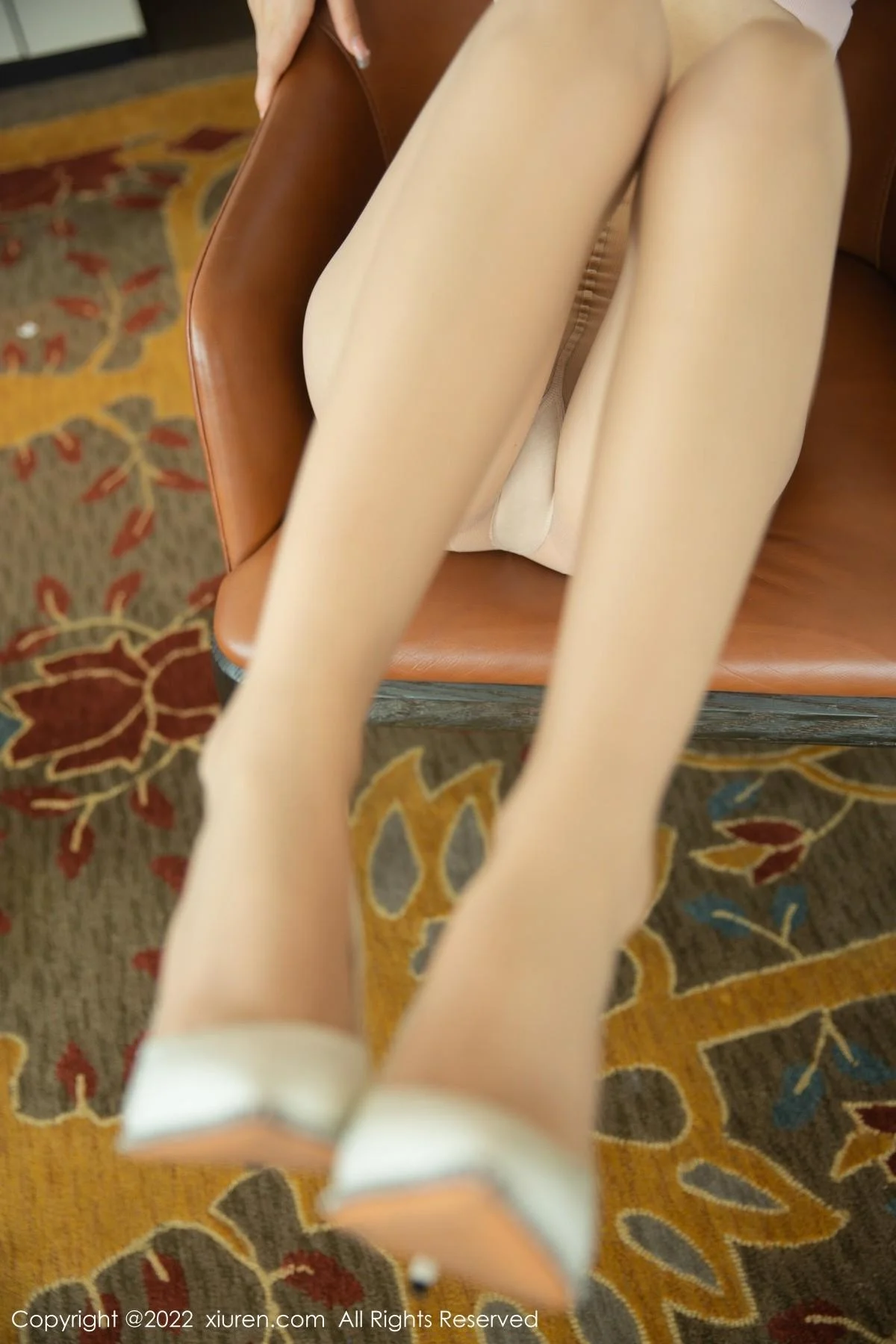 熊小诺性感粉色收身衣配牛仔短裤半脱秀浑圆翘臀绝美写真 第 27 张