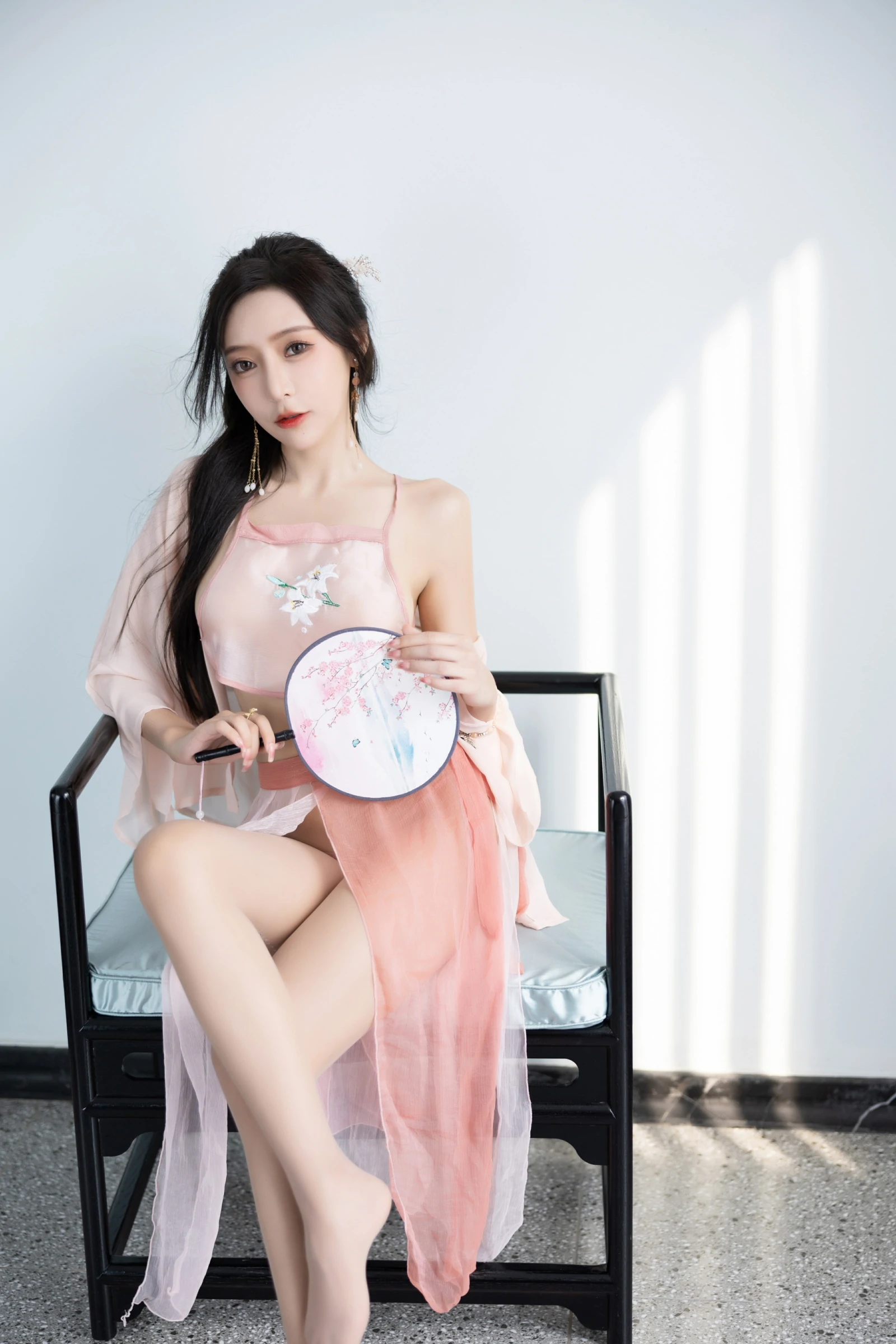 [秀人付费] 王馨瑶Yanni 诱人私拍福利 粉色古装情趣 第 11 张