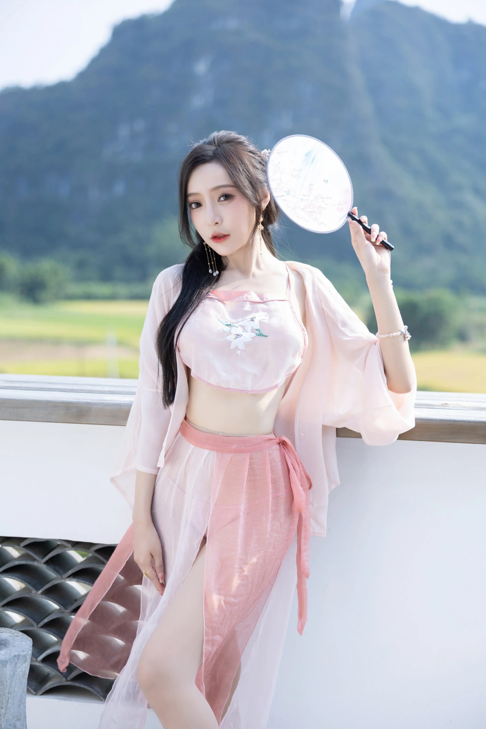 [秀人付费] 王馨瑶Yanni 诱人私拍福利 粉色古装情趣 第 5 张
