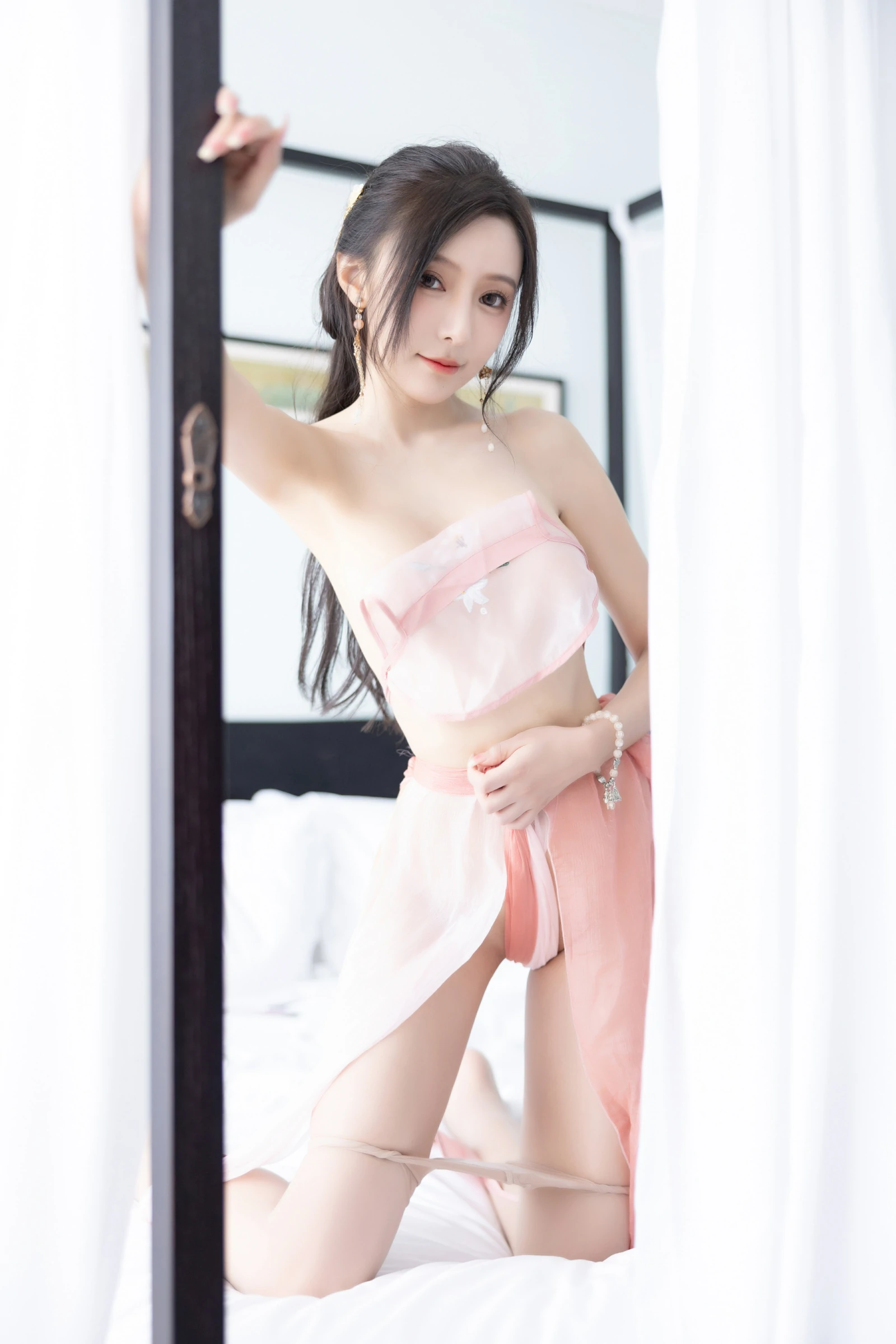 [秀人付费] 王馨瑶Yanni 诱人私拍福利 粉色古装情趣 第 73 张