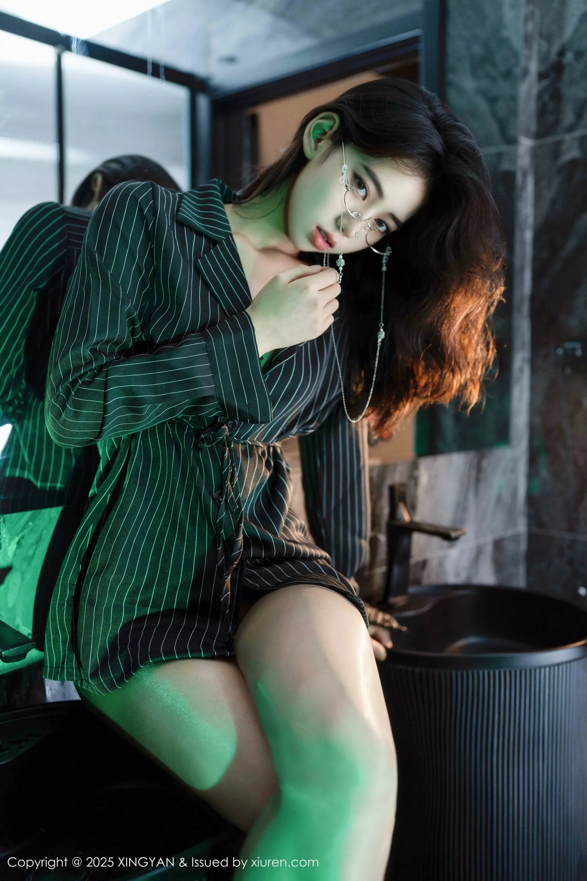 时安安性感黑色衬衫配超薄无内黑丝秀柔美身姿绝美写真 第 52 张