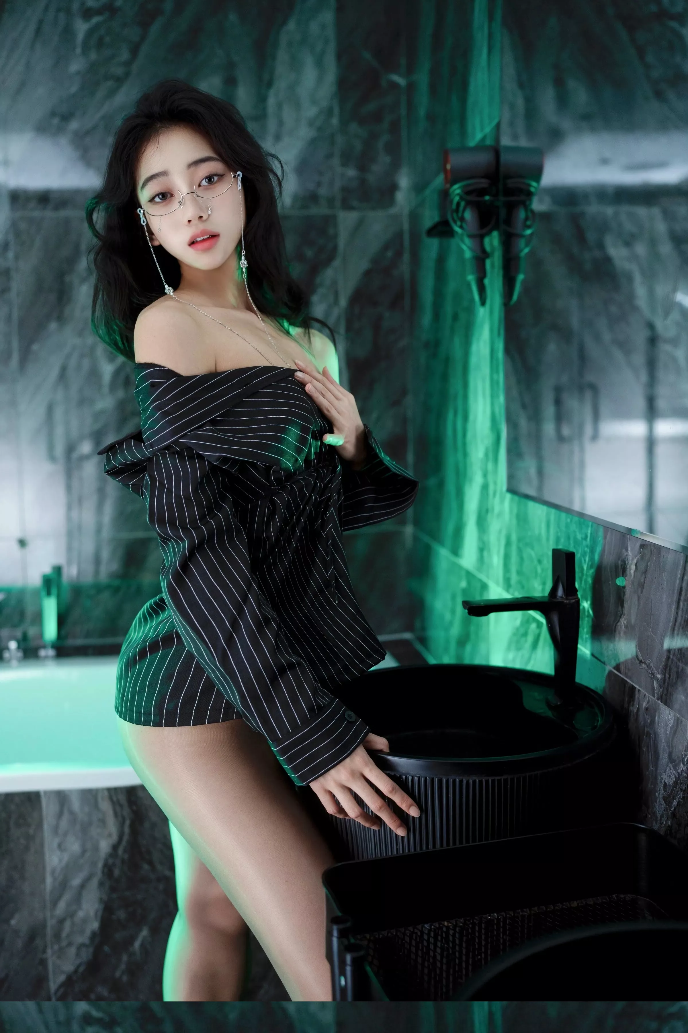时安安性感黑色衬衫配超薄无内黑丝秀柔美身姿绝美写真 第 6 张