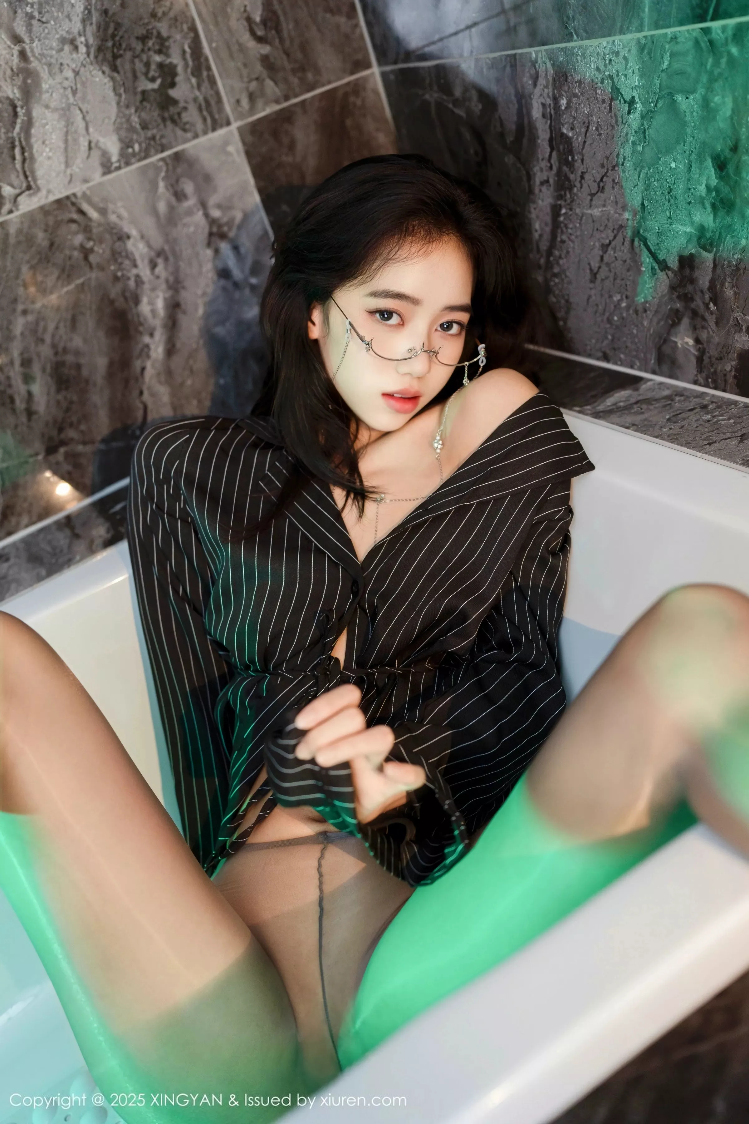 时安安性感黑色衬衫配超薄无内黑丝秀柔美身姿绝美写真 第 95 张