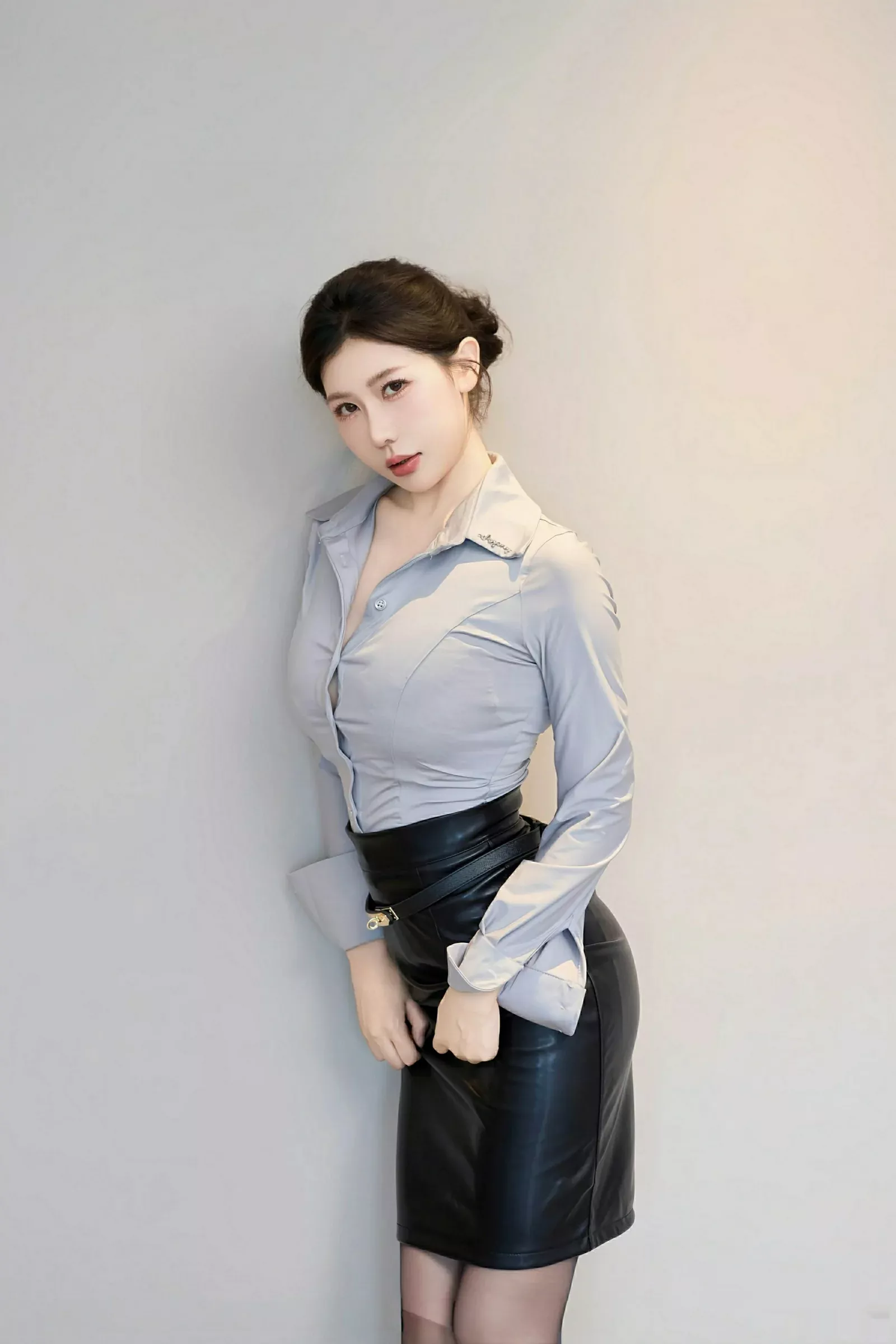 尹甜甜性感衬衫配黑皮短裙露超薄黑丝秀完美身材绝美写真 第 19 张