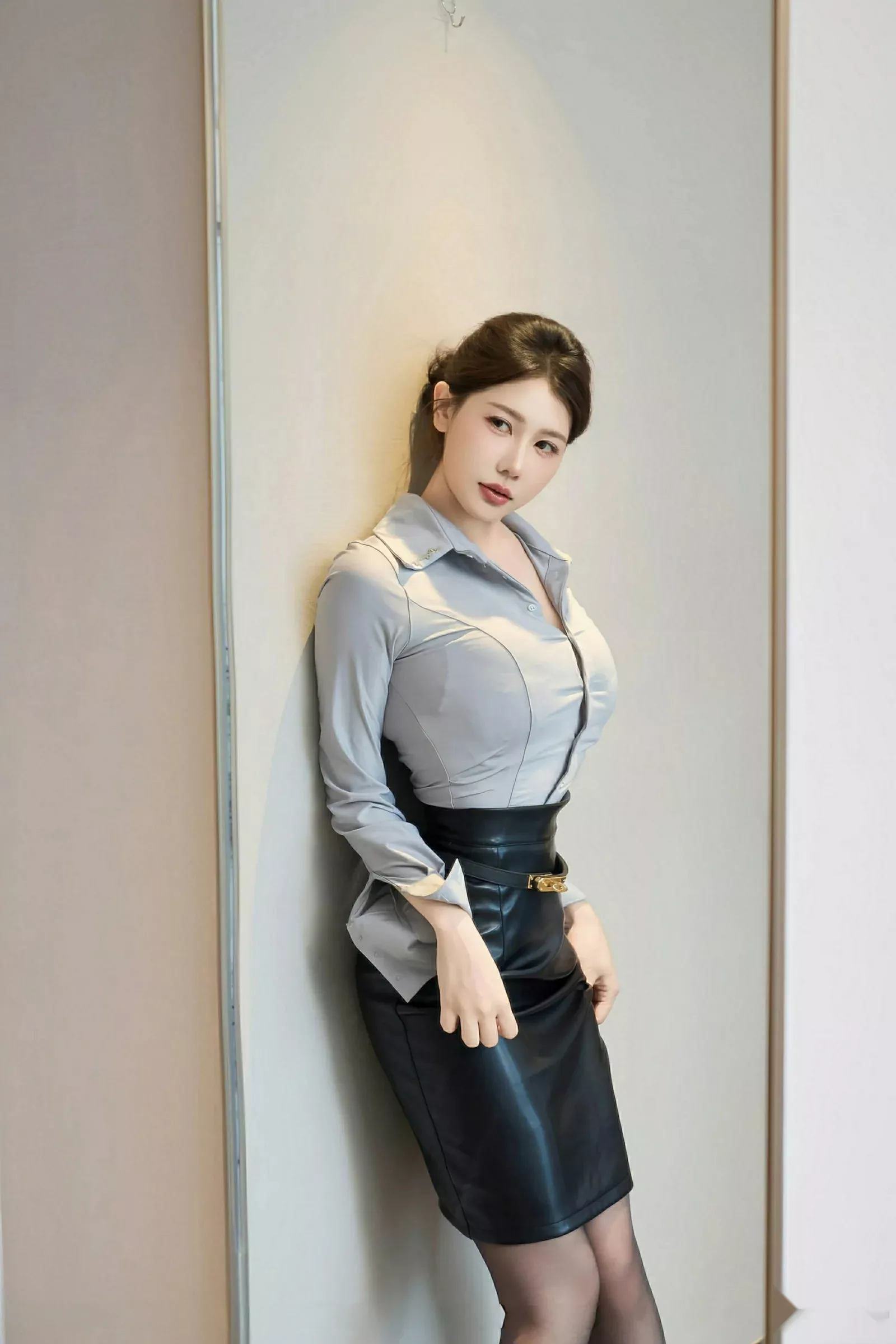 尹甜甜性感衬衫配黑皮短裙露超薄黑丝秀完美身材绝美写真 第 24 张