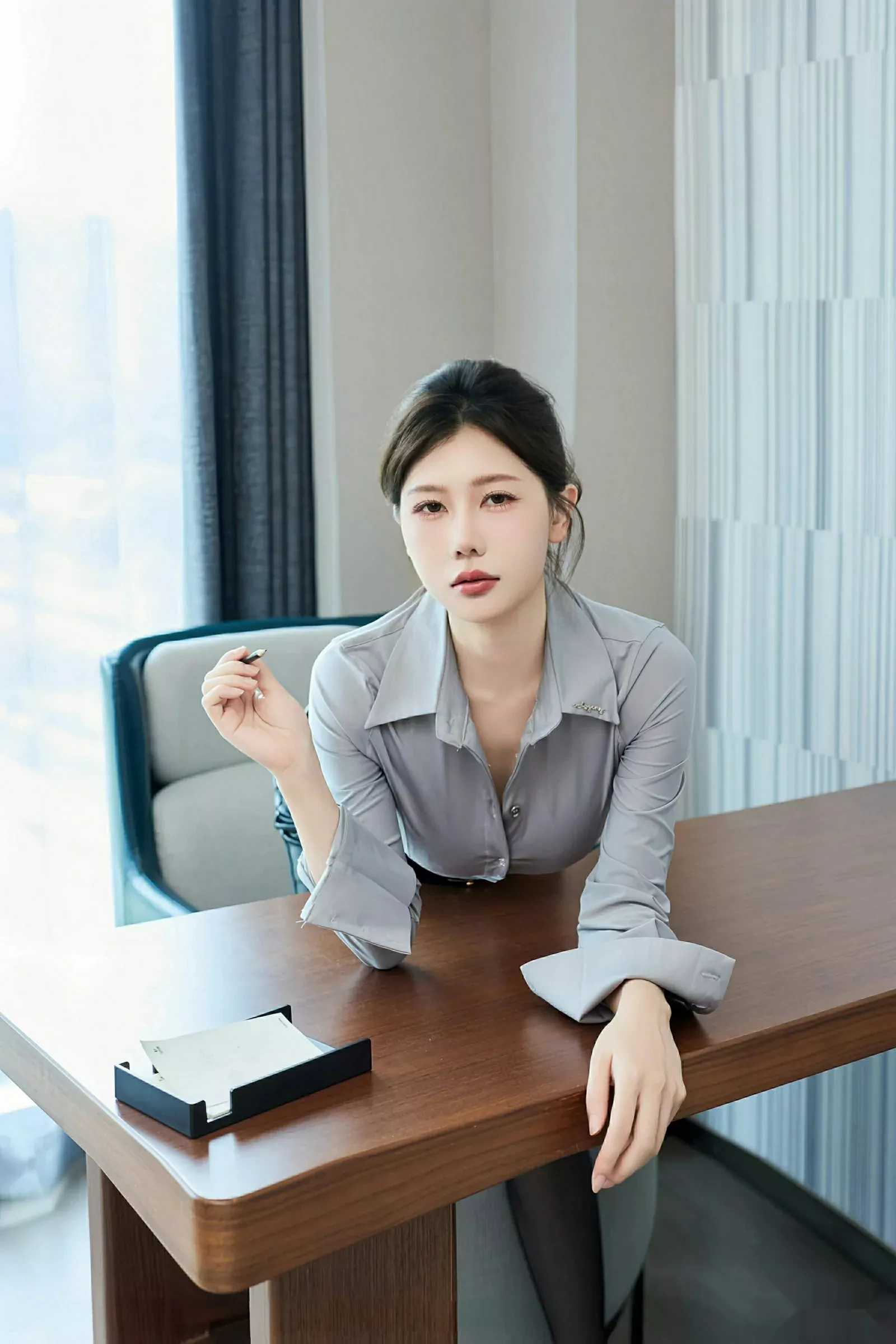 尹甜甜性感衬衫配黑皮短裙露超薄黑丝秀完美身材绝美写真 第 33 张