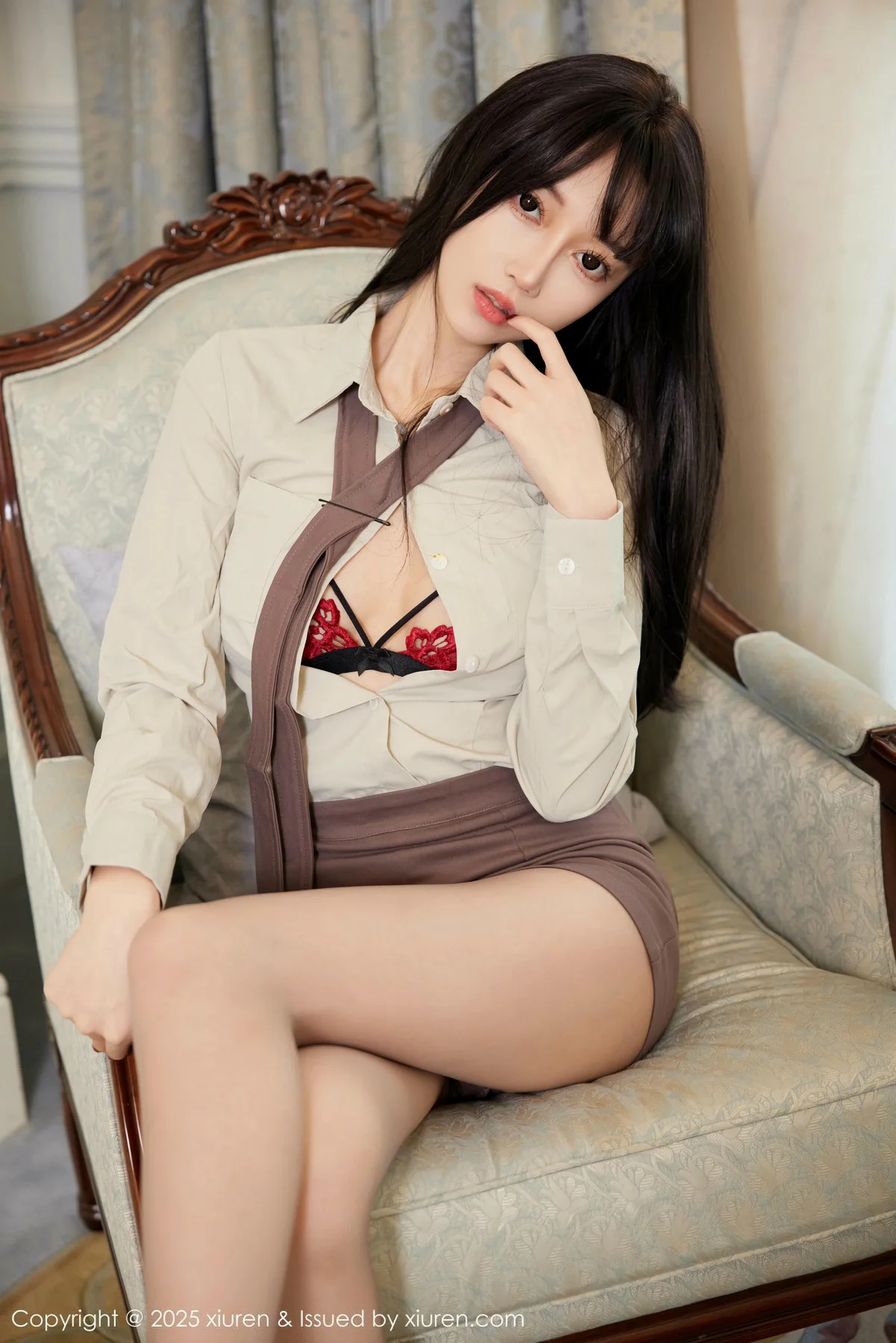 玥儿玥er浅色上衣露红色蕾丝内衣配开档黑丝秀美腿绝美写真 第 30 张