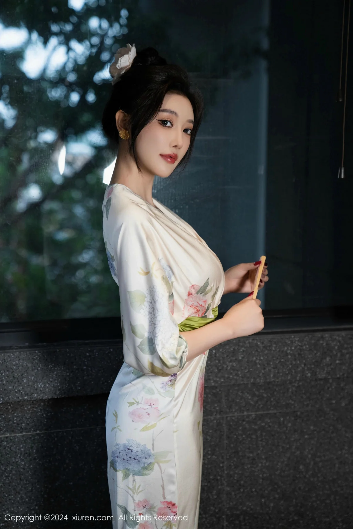 杨晨晨Yome白色连衣裙+红色蕾丝情趣内衣秀丰腴身材绝美写真 第 15 张