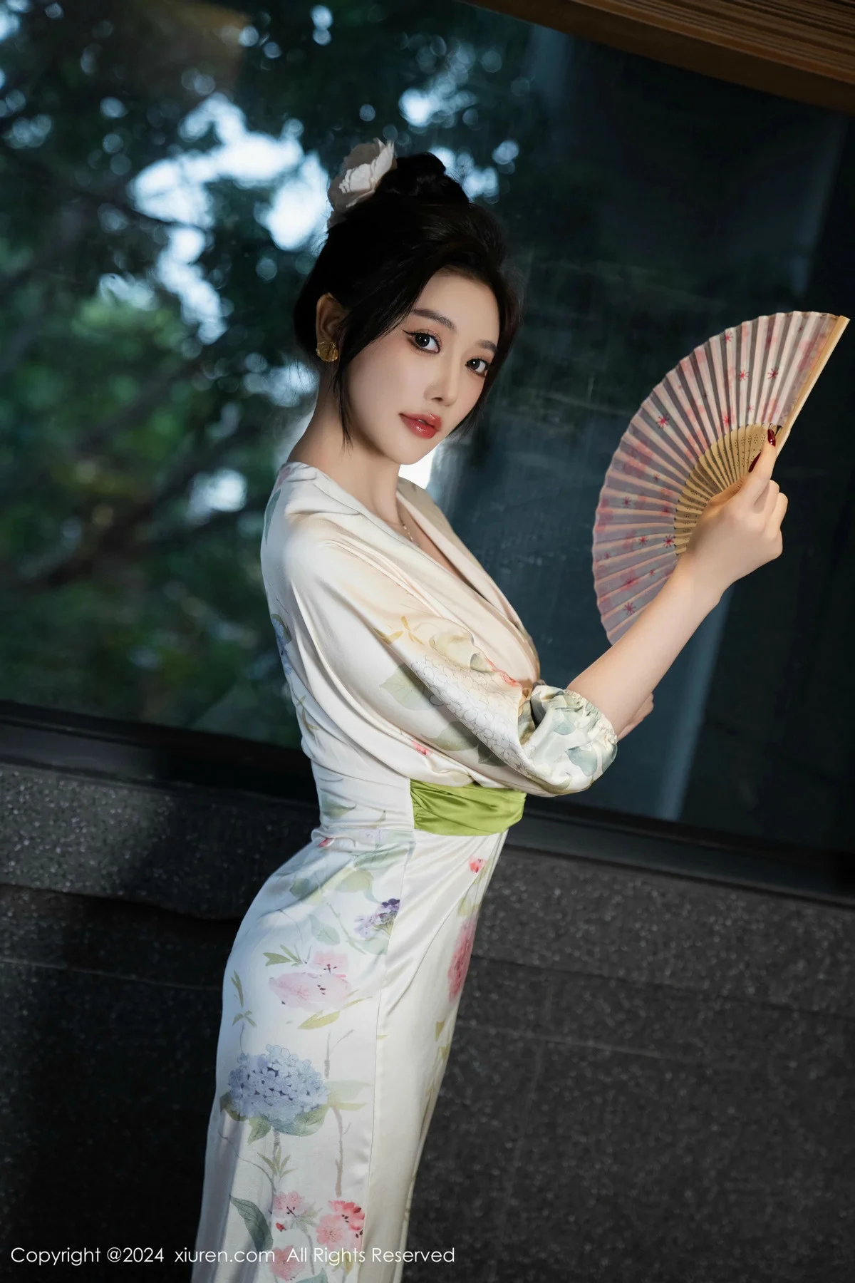 杨晨晨Yome白色连衣裙+红色蕾丝情趣内衣秀丰腴身材绝美写真 第 28 张