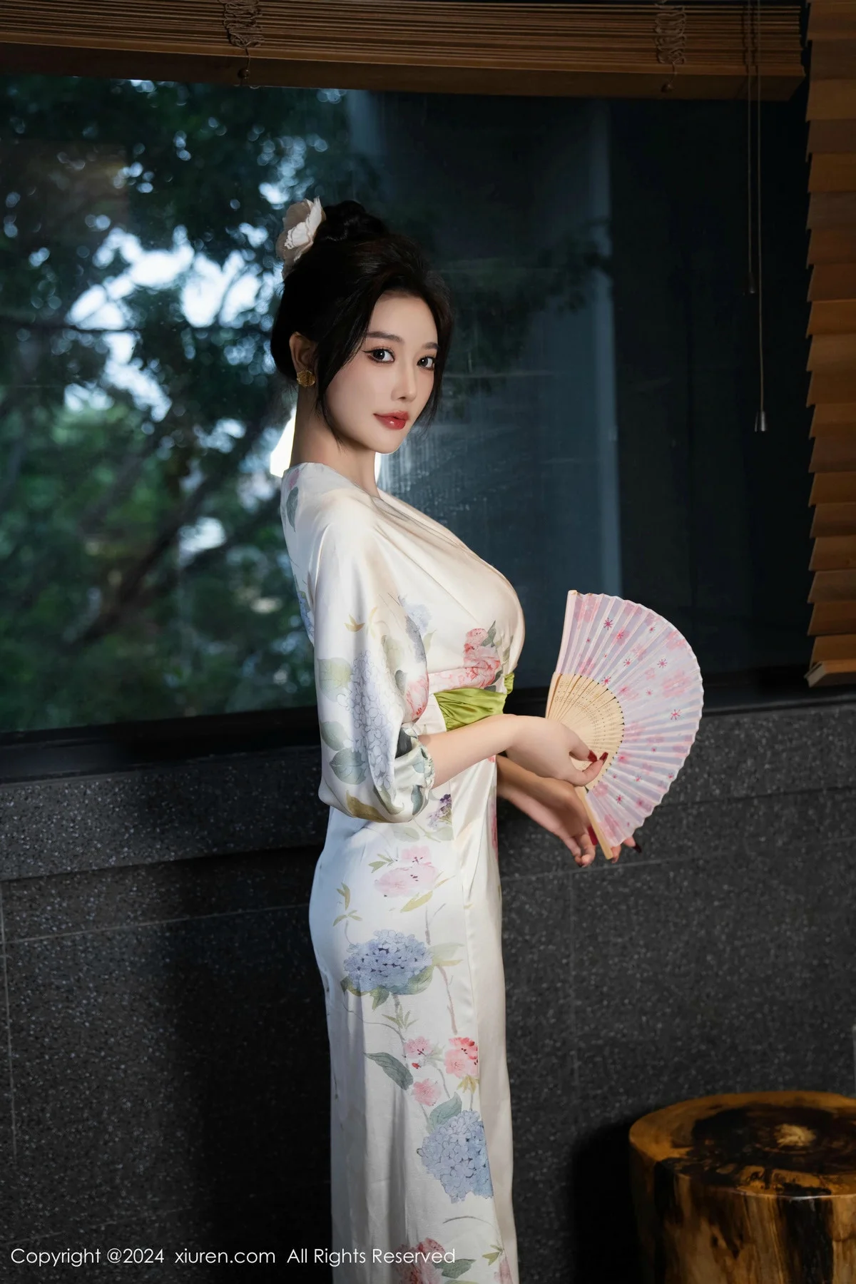 杨晨晨Yome白色连衣裙+红色蕾丝情趣内衣秀丰腴身材绝美写真 第 32 张