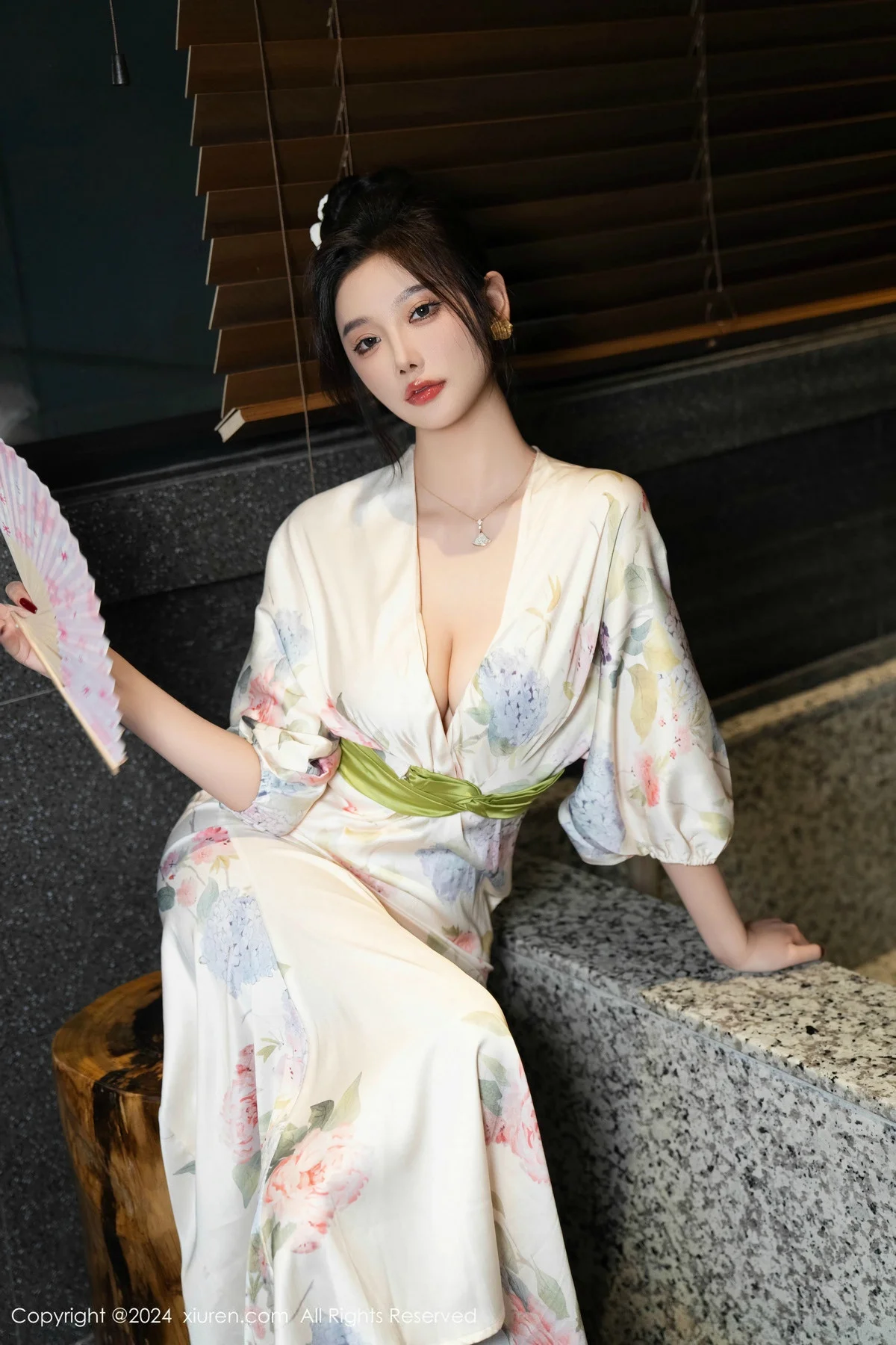 杨晨晨Yome白色连衣裙+红色蕾丝情趣内衣秀丰腴身材绝美写真 第 50 张