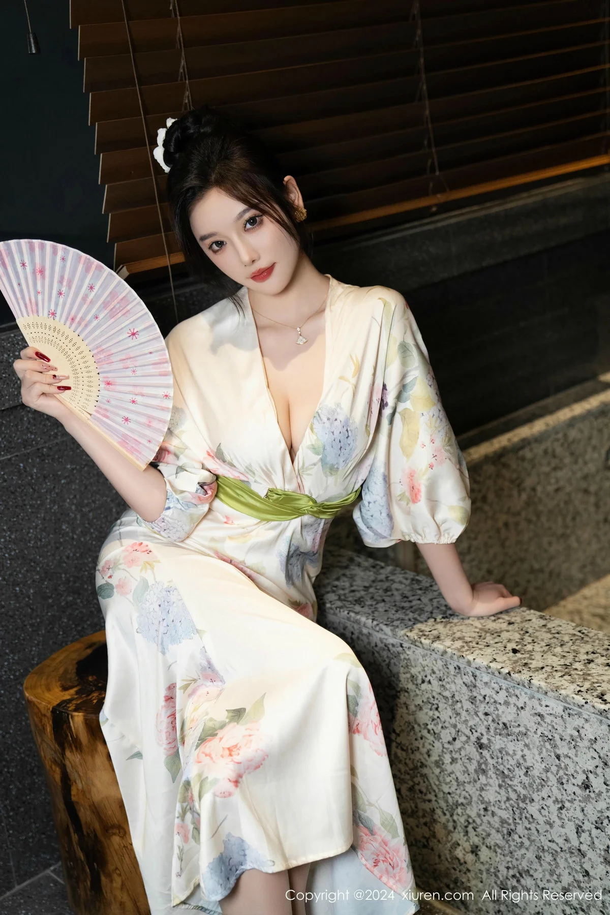 杨晨晨Yome白色连衣裙+红色蕾丝情趣内衣秀丰腴身材绝美写真 第 51 张