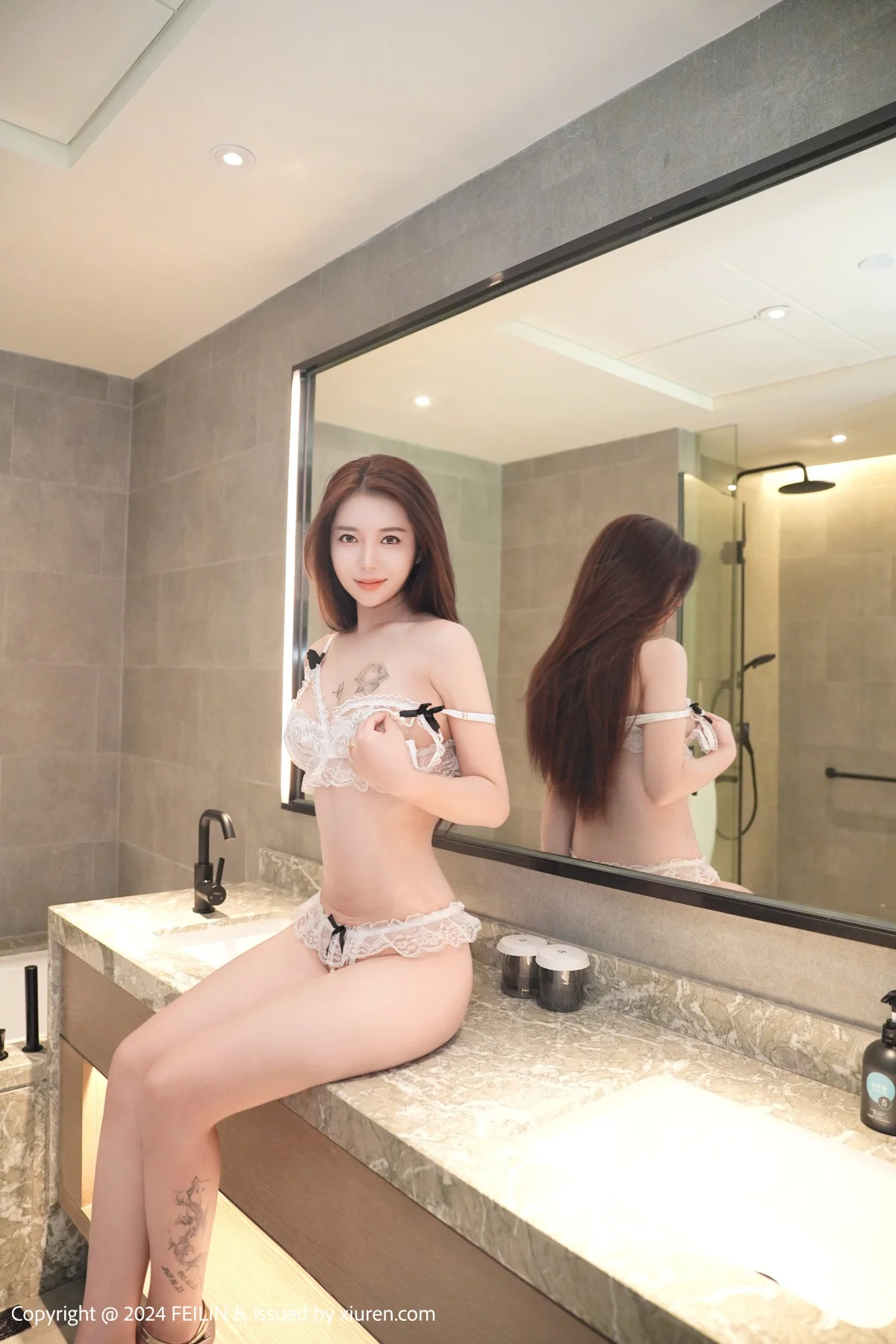 沐娜娜性感白色情趣蕾丝内衣半脱秀翘臀美腿惹火绝美写真 第 43 张
