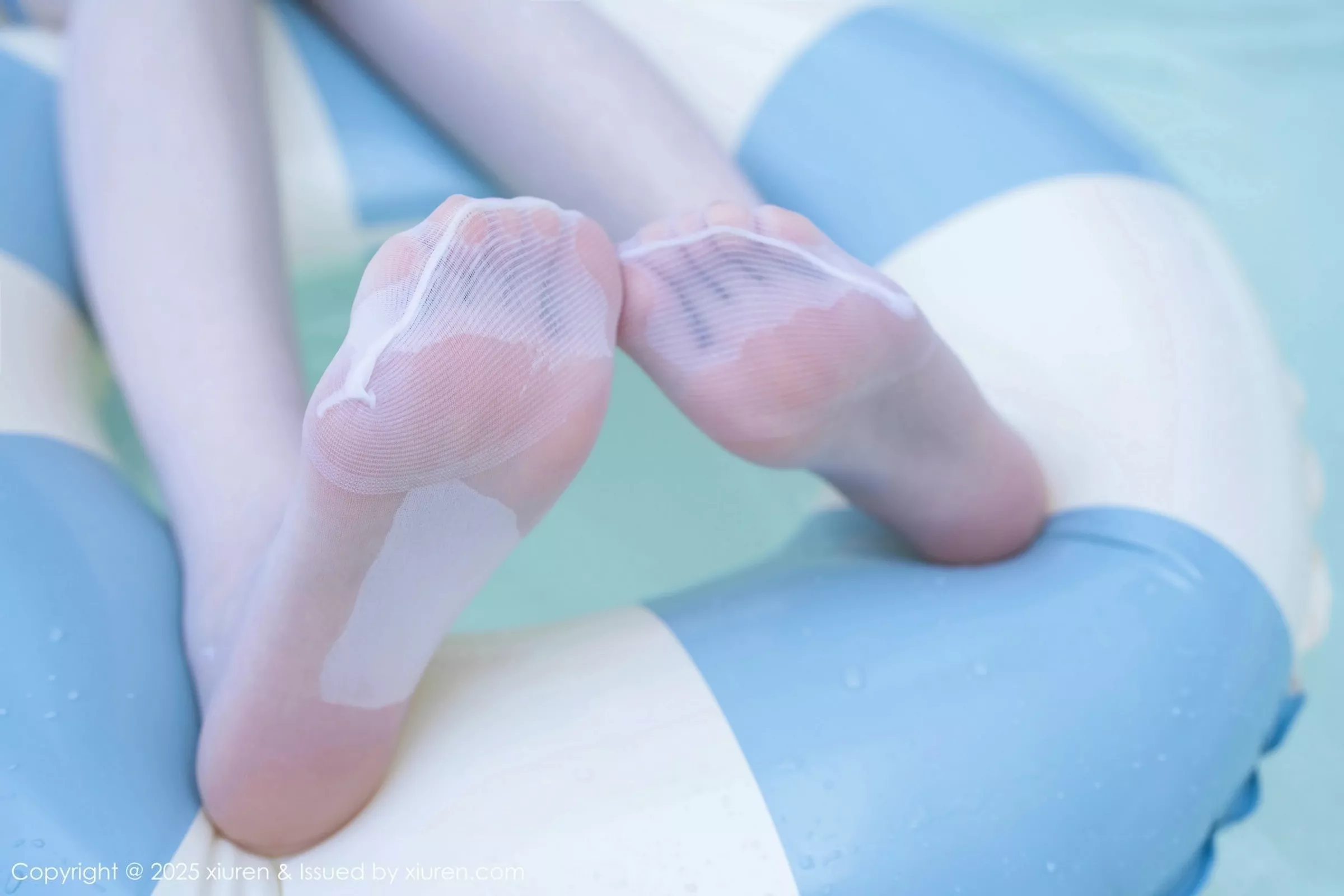 白露lulu性感蓝色比基尼服饰配白丝袜秀完美身材绝美写真 第 42 张