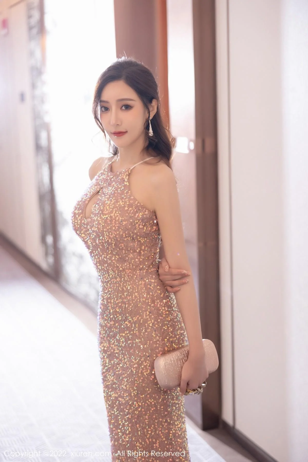 王馨瑶yanni性感闪亮连衣裙配超薄肉丝秀完美身材绝美写真 第 11 张