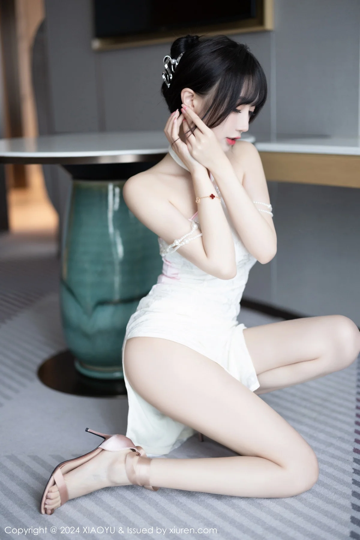 玥儿玥er性感白色情趣旗袍配原色丝袜秀曼妙身姿绝美写真 第 28 张