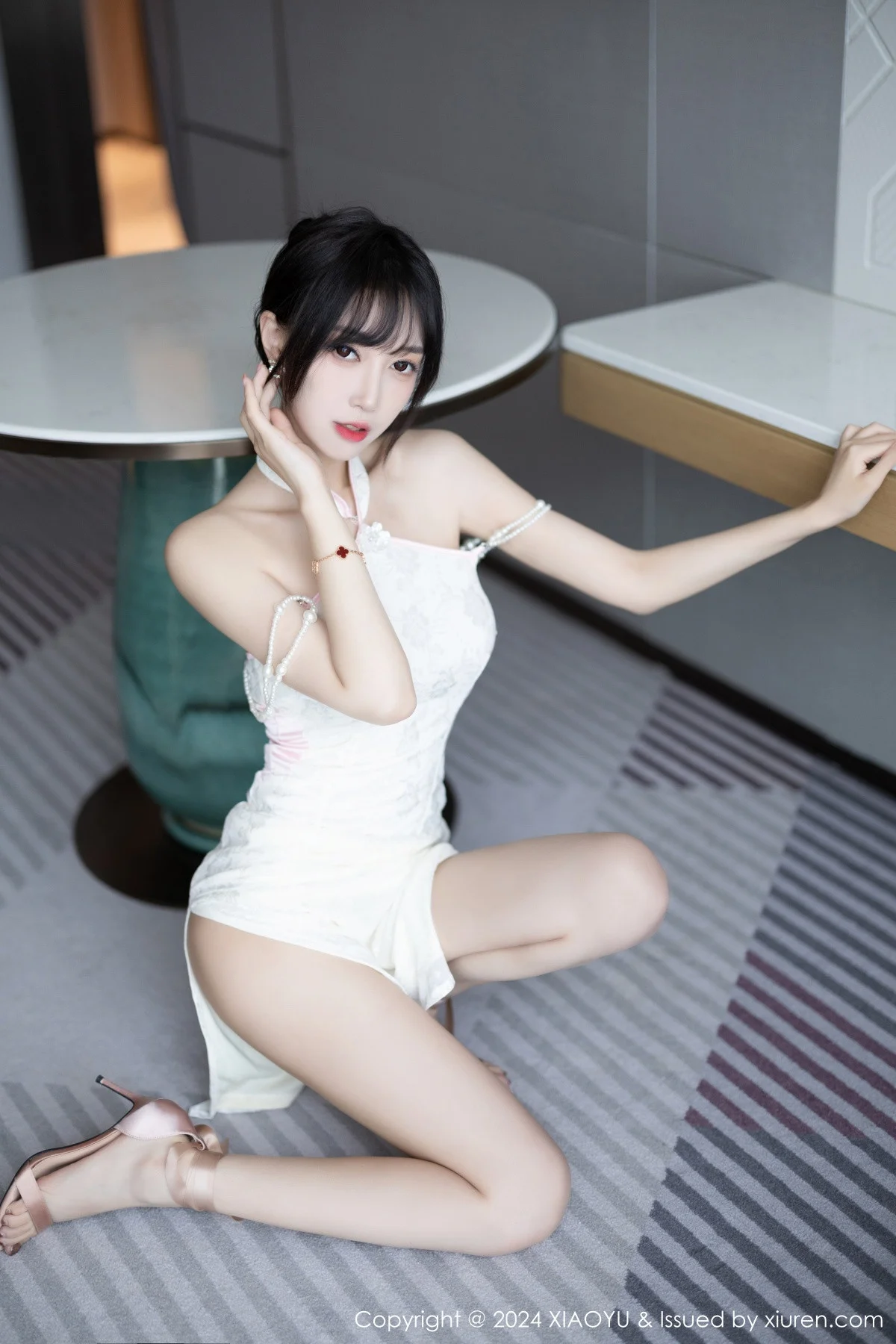 玥儿玥er性感白色情趣旗袍配原色丝袜秀曼妙身姿绝美写真 第 30 张