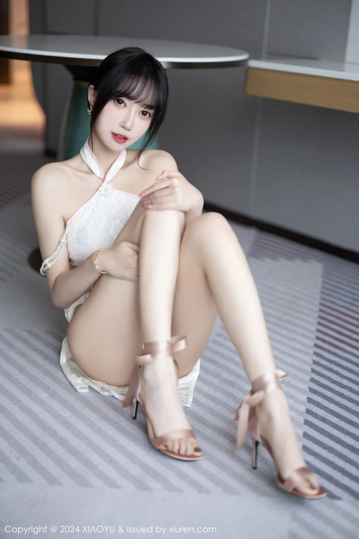 玥儿玥er性感白色情趣旗袍配原色丝袜秀曼妙身姿绝美写真 第 35 张
