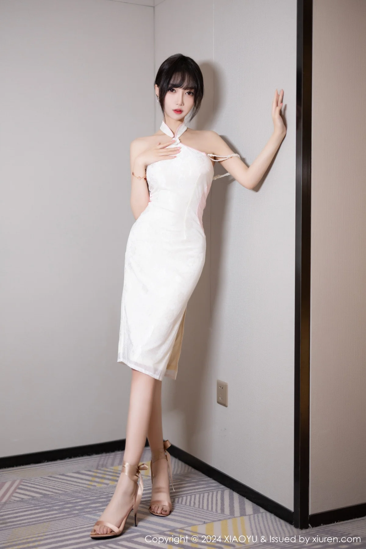 玥儿玥er性感白色情趣旗袍配原色丝袜秀曼妙身姿绝美写真 第 5 张