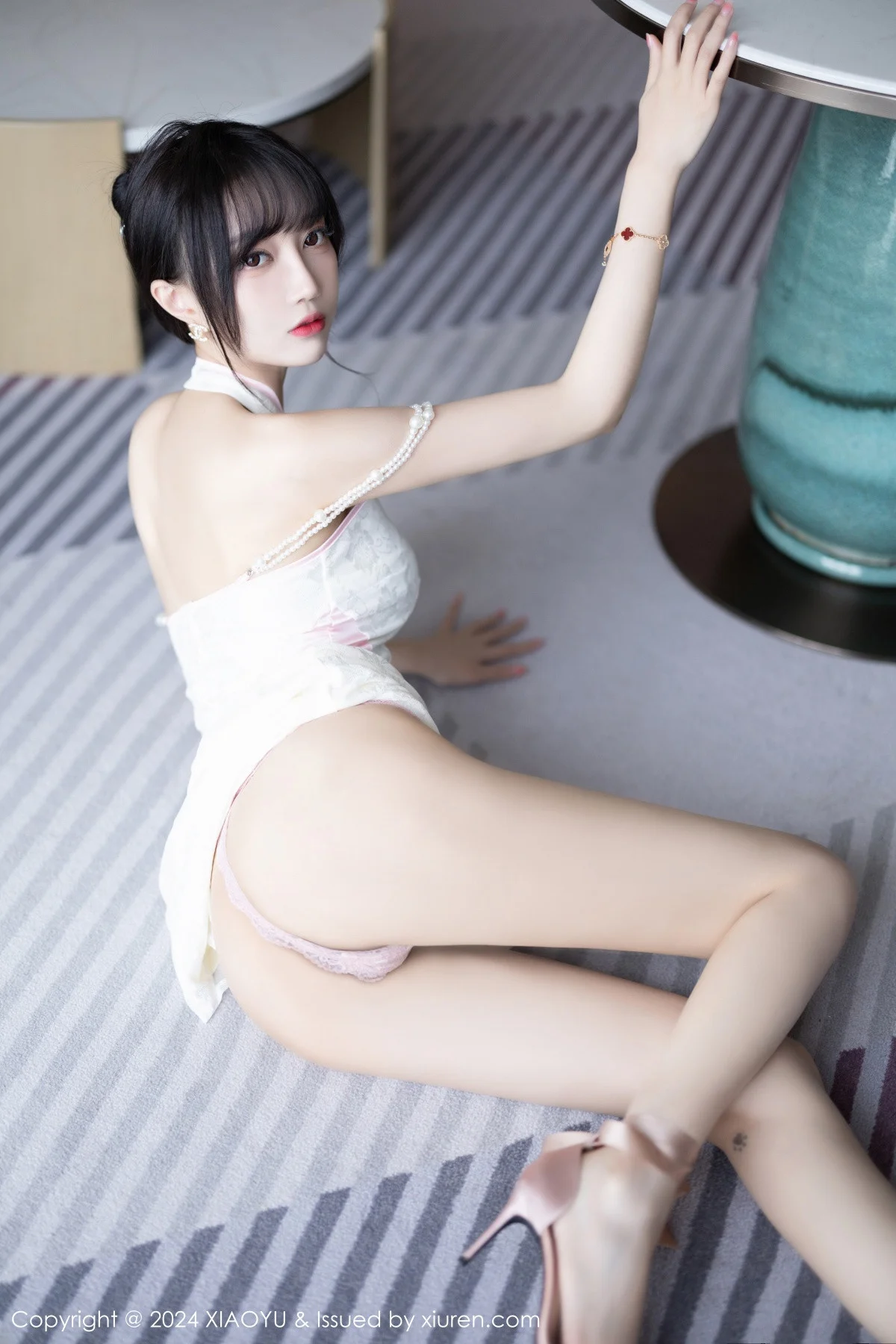 玥儿玥er性感白色情趣旗袍配原色丝袜秀曼妙身姿绝美写真 第 51 张