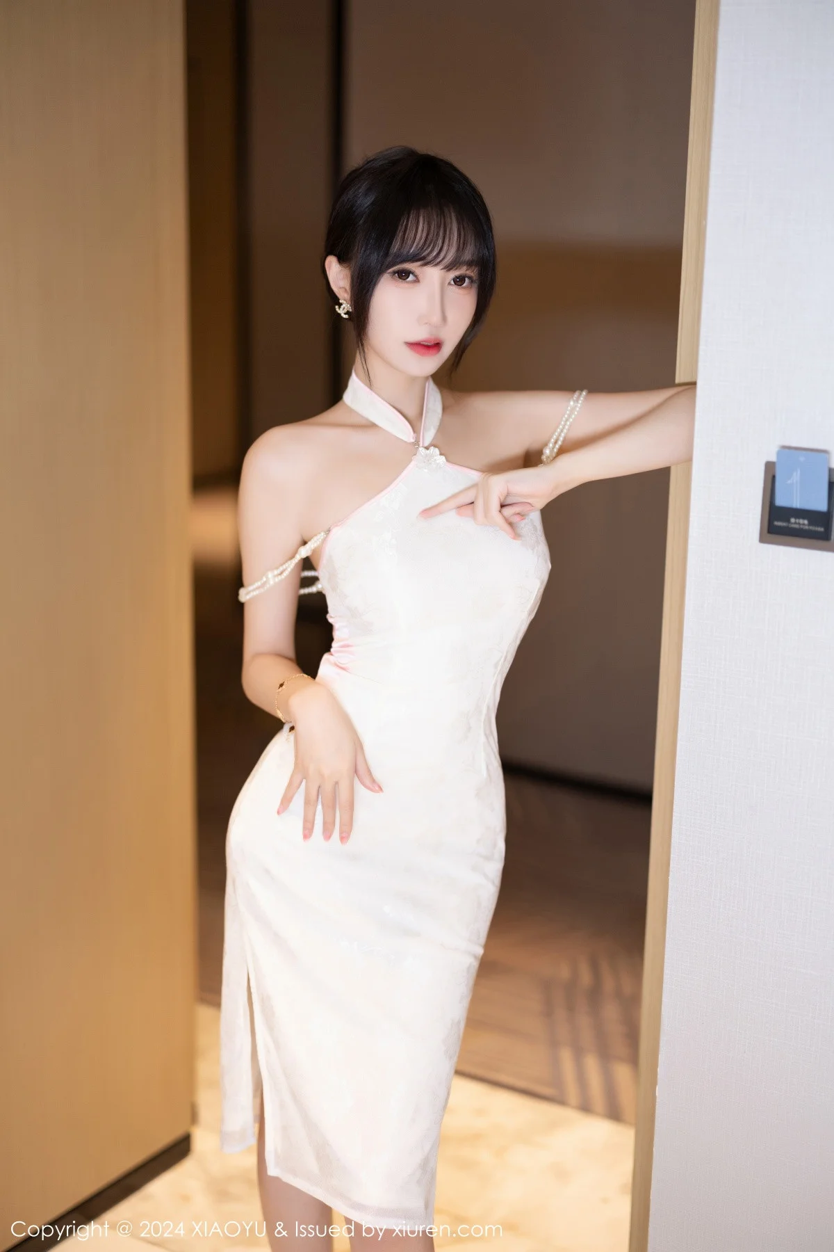 玥儿玥er性感白色情趣旗袍配原色丝袜秀曼妙身姿绝美写真 第 7 张