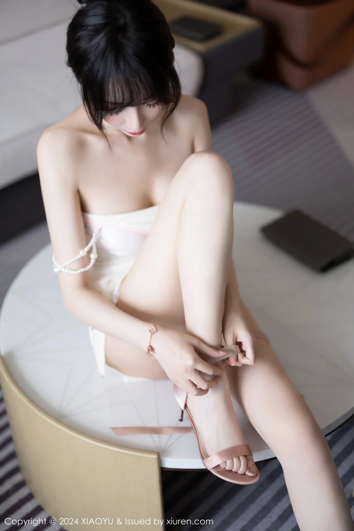 玥儿玥er性感白色情趣旗袍配原色丝袜秀曼妙身姿绝美写真 第 76 张
