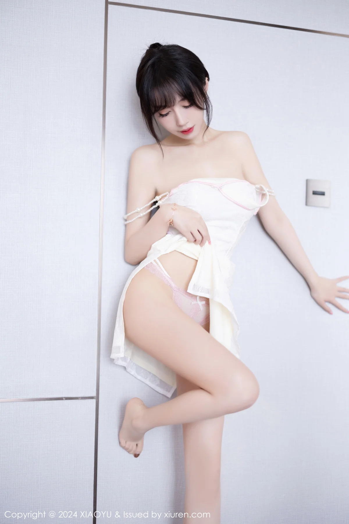 玥儿玥er性感白色情趣旗袍配原色丝袜秀曼妙身姿绝美写真 第 87 张