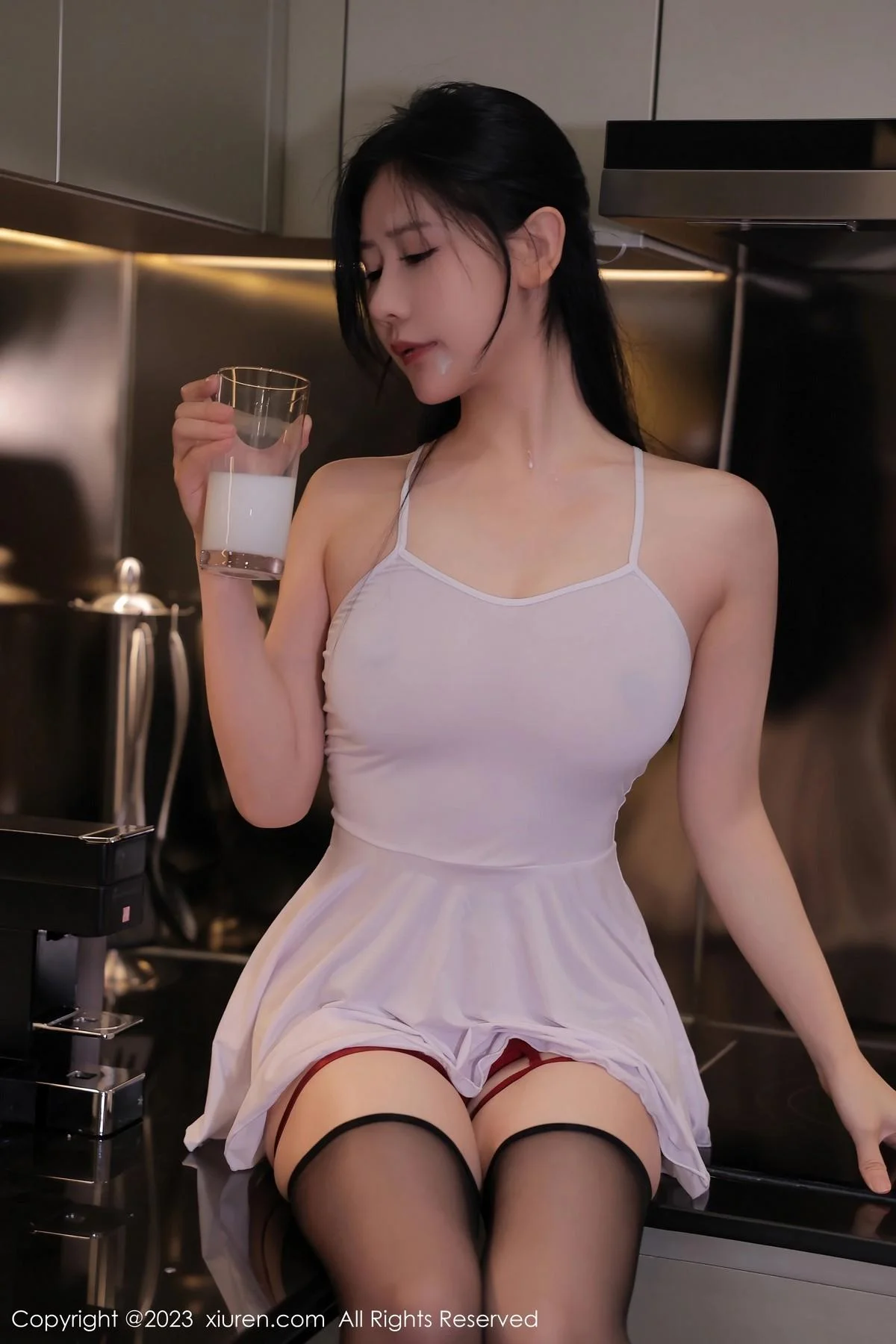 尹甜甜性感白色轻透吊带裙配黑丝吊袜秀完美身材绝美写真 第 18 张