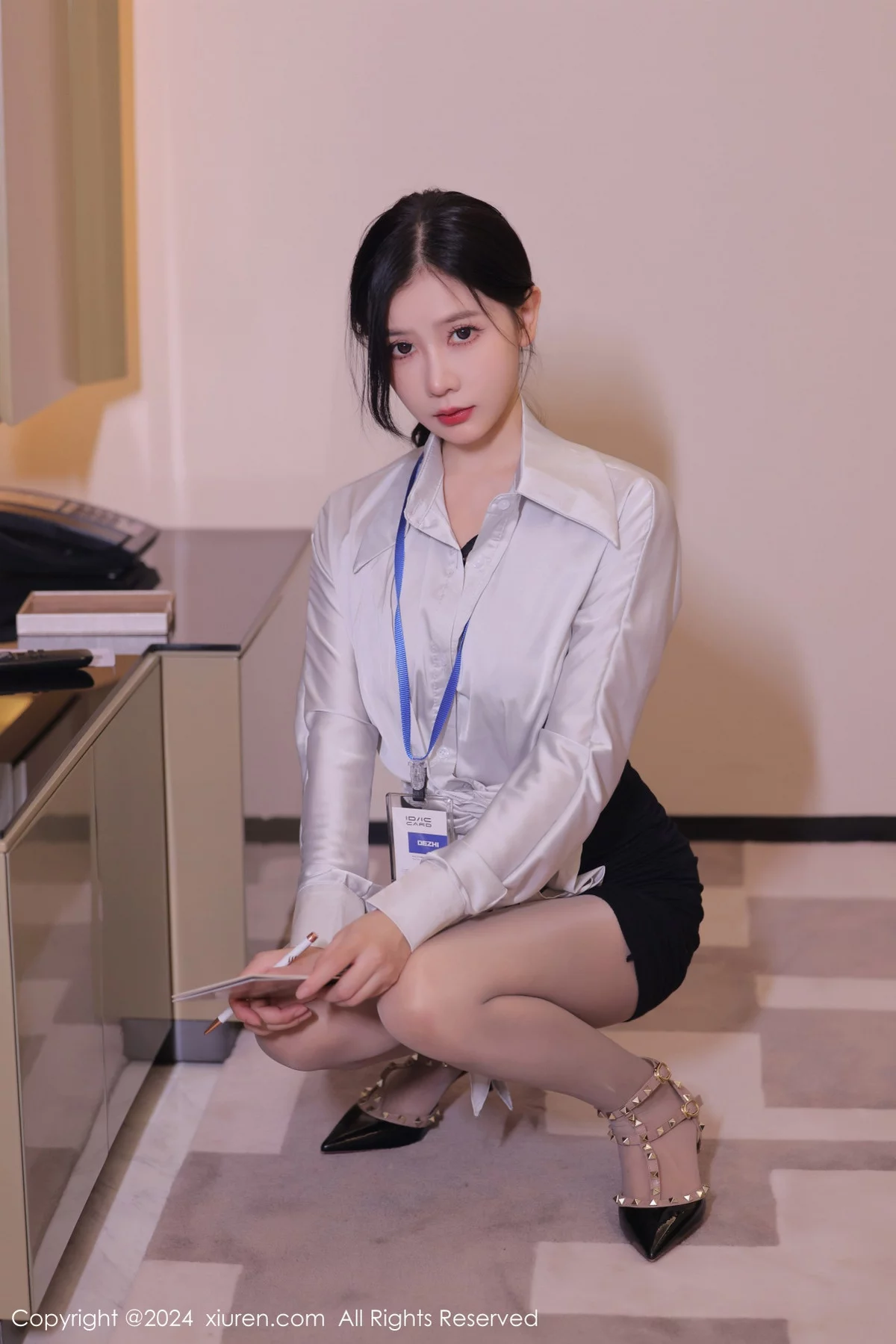 尹甜甜浅色衬衫配黑短裙露性感内衣超薄灰丝秀翘臀绝美写真 第 2 张