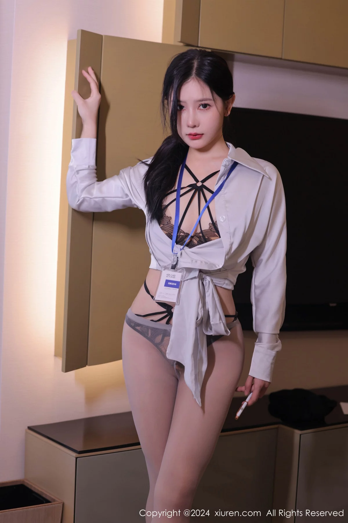 尹甜甜浅色衬衫配黑短裙露性感内衣超薄灰丝秀翘臀绝美写真 第 26 张