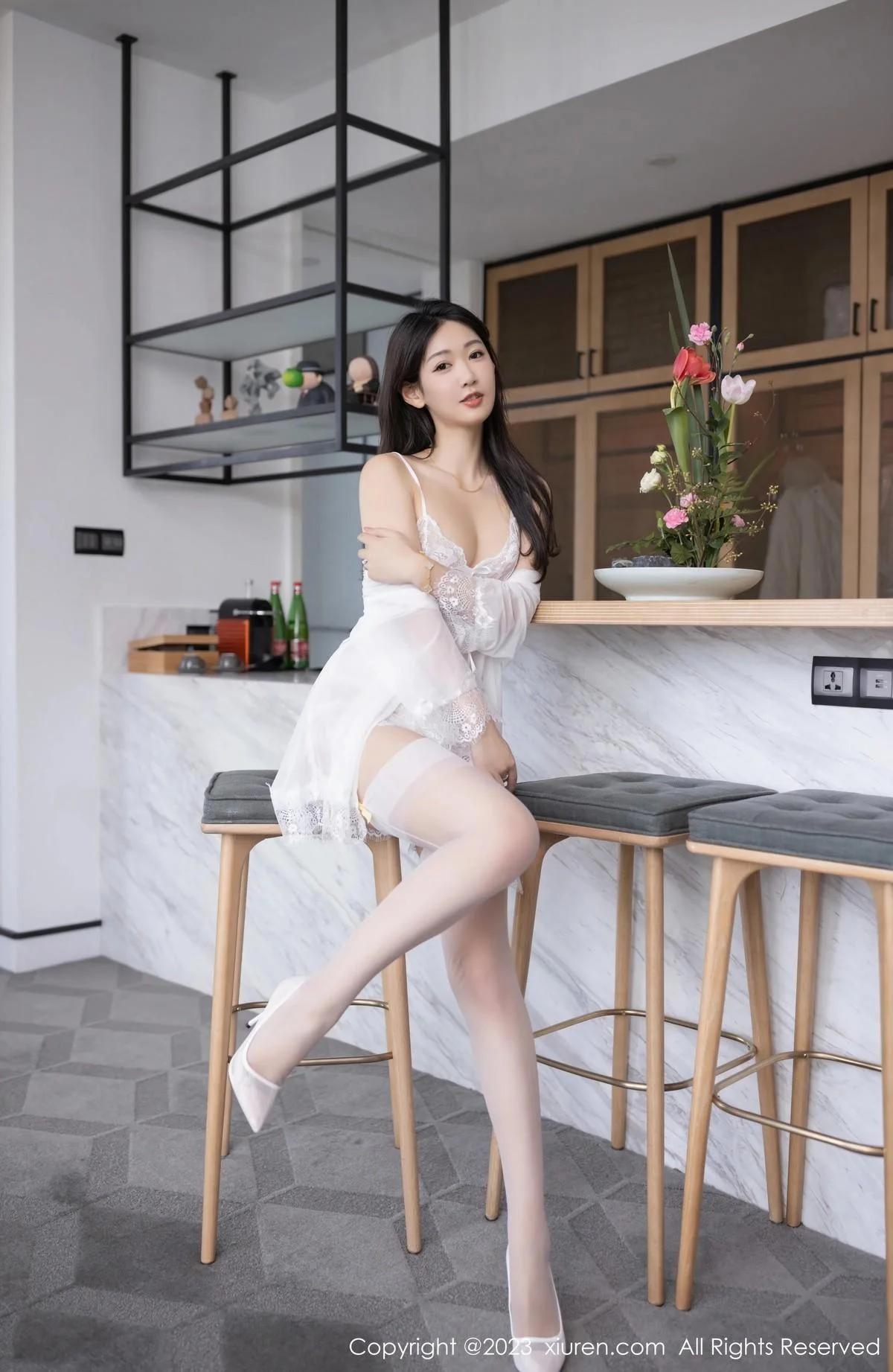 唐安琪性感白色蕾丝吊带睡衣配白丝吊袜秀曼妙身姿绝美写真 第 14 张
